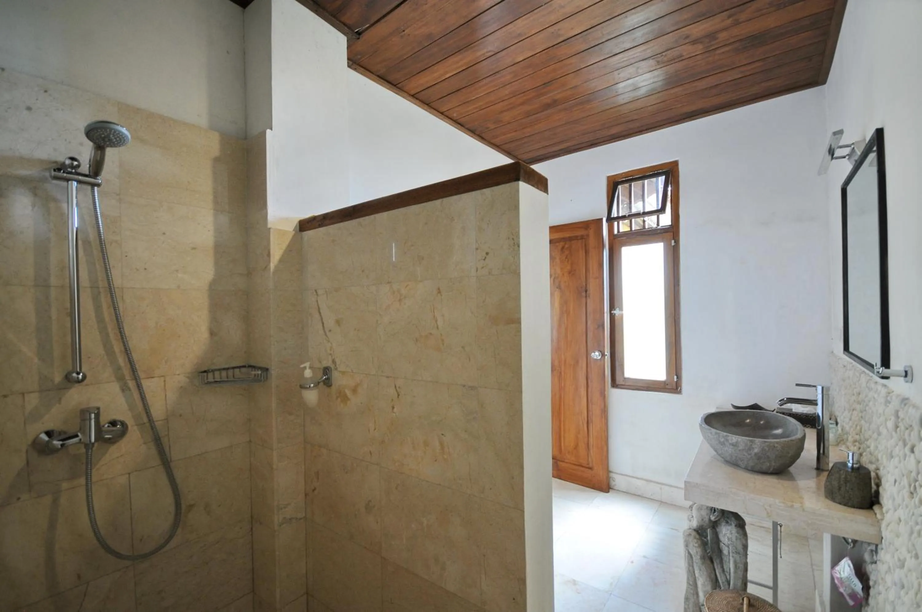 Property building in Lesong Hotel and Restaurant