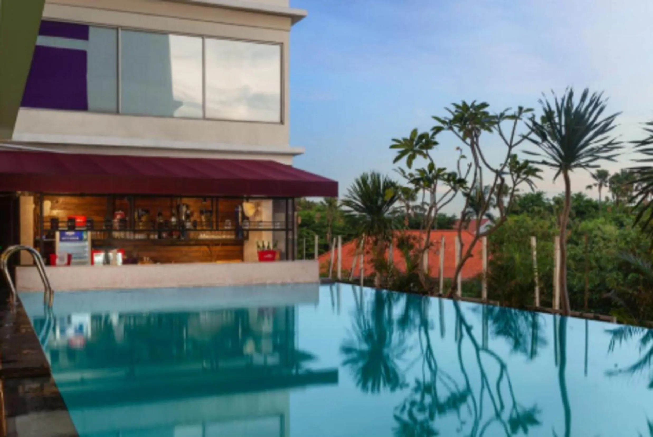 Swimming pool in Quest Hotel Darmo - Surabaya by ASTON