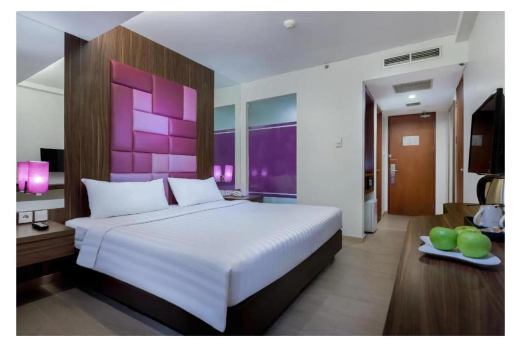 Bed in Quest Hotel Darmo - Surabaya by ASTON