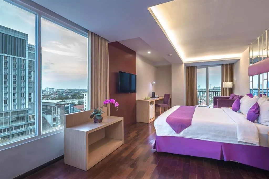 Bed in Quest Hotel Darmo - Surabaya by ASTON