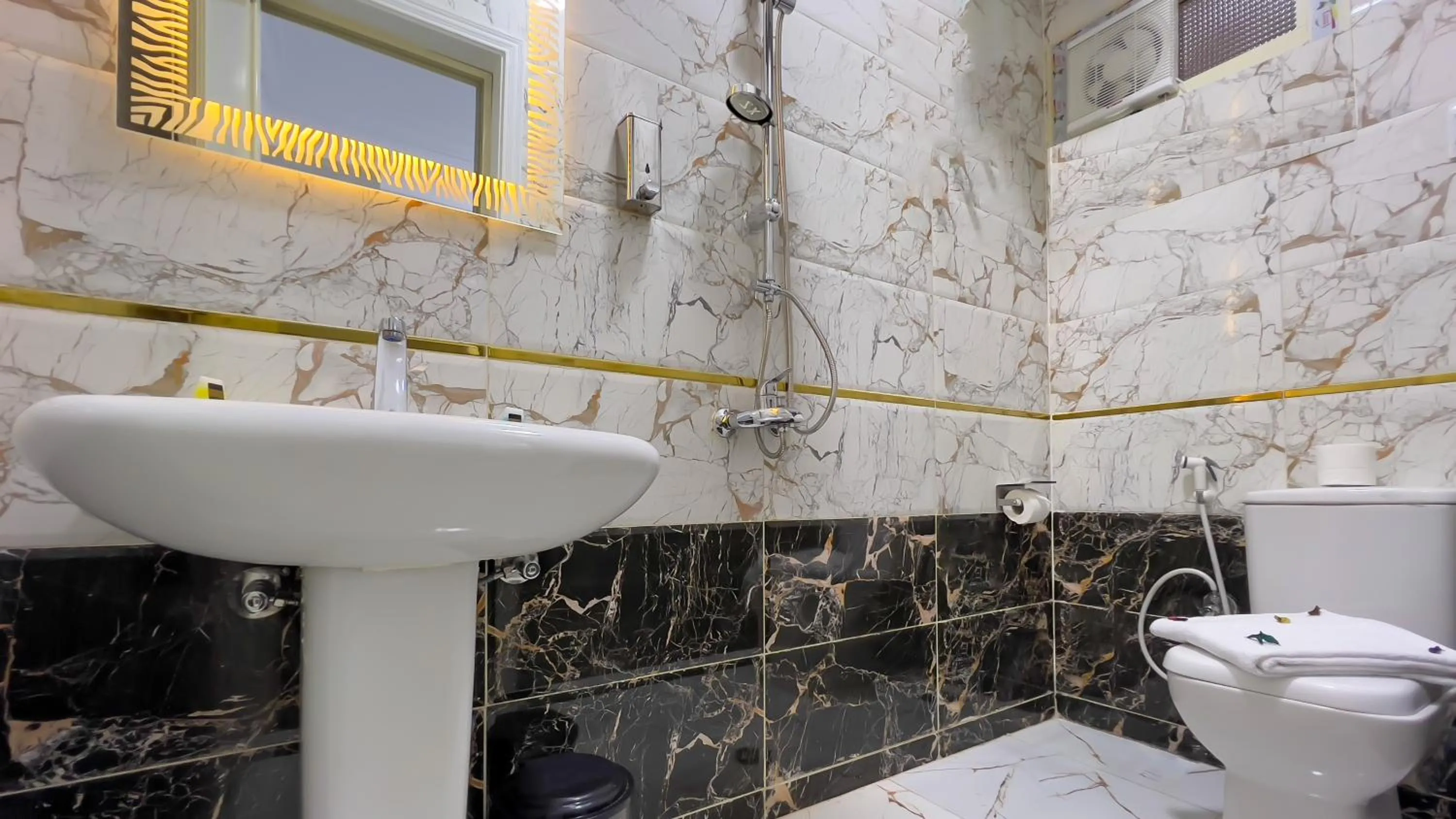 Bathroom in AlaskaPyramidsView