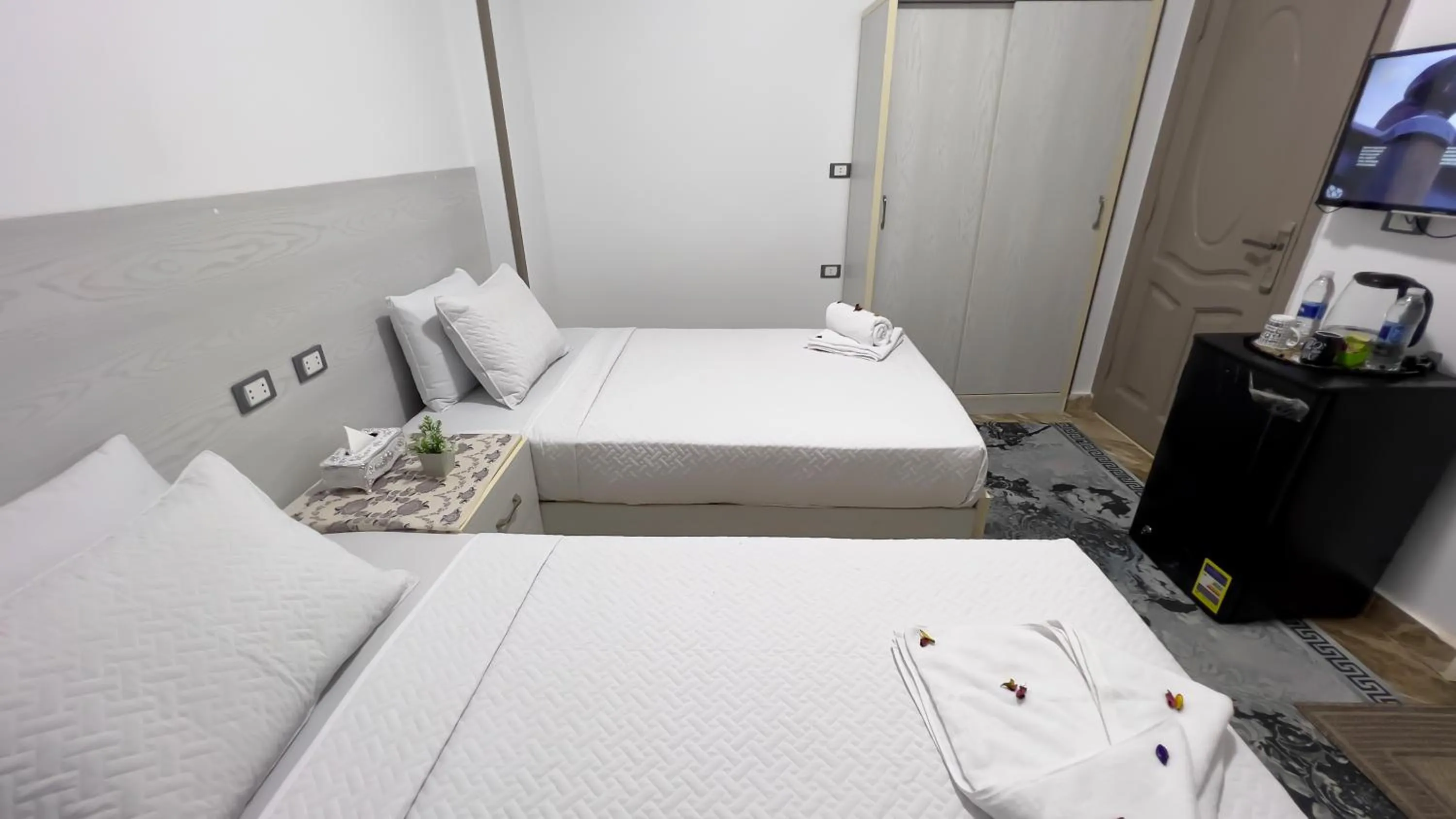 Bedroom, Bed in AlaskaPyramidsView