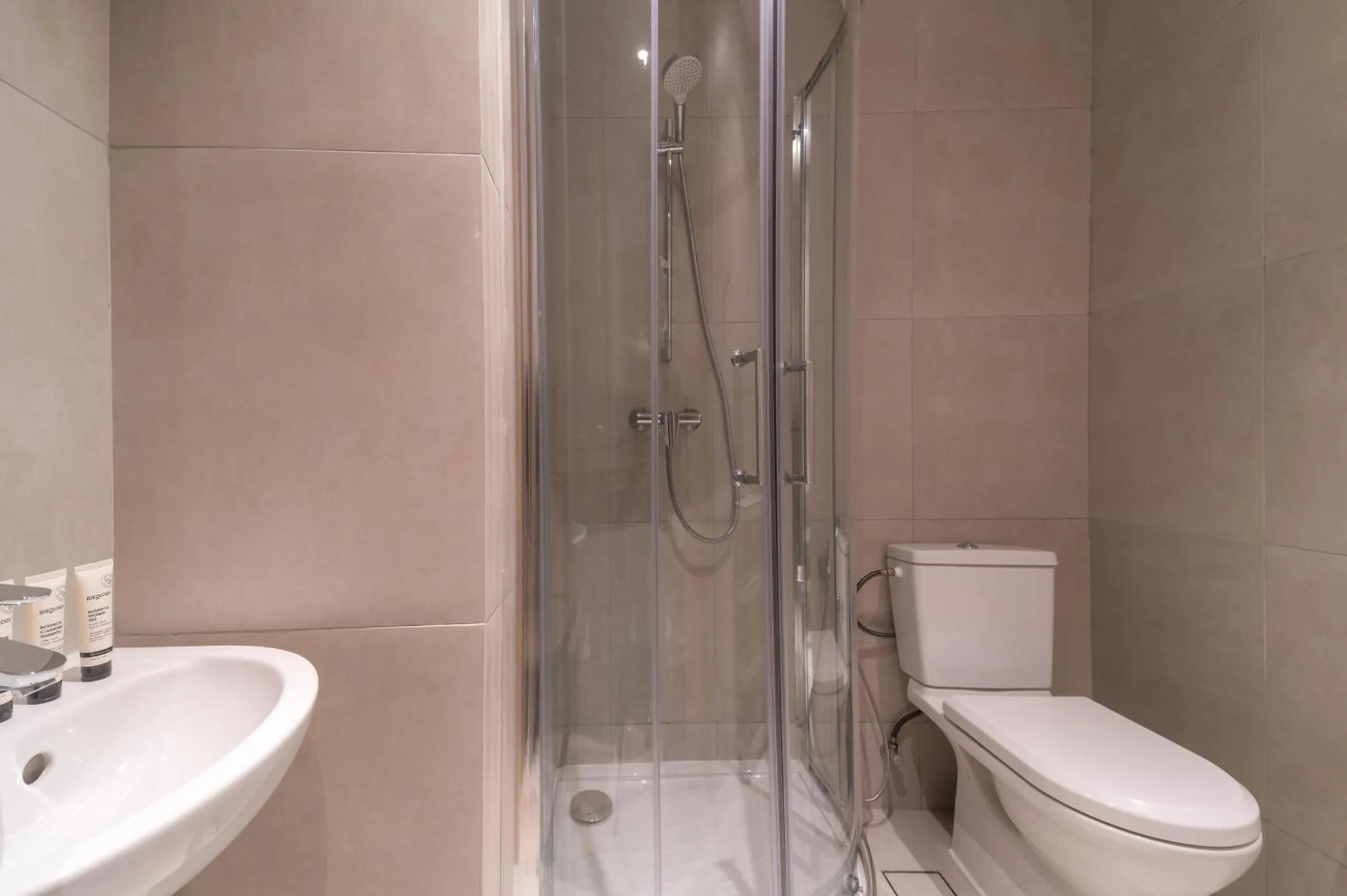 Bathroom in Frank Porter - The Address JBR