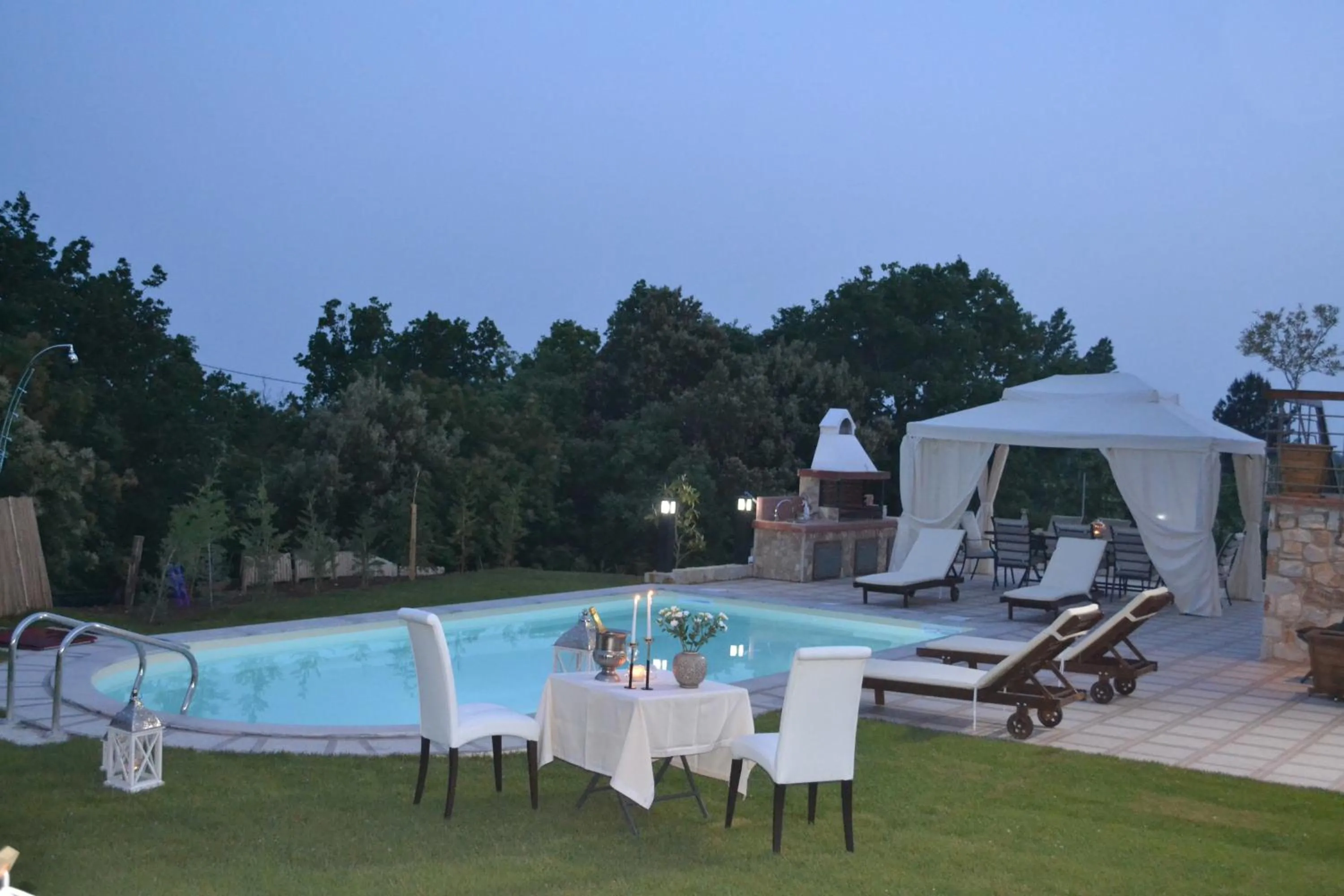 Evening entertainment in Evmorfes Villas