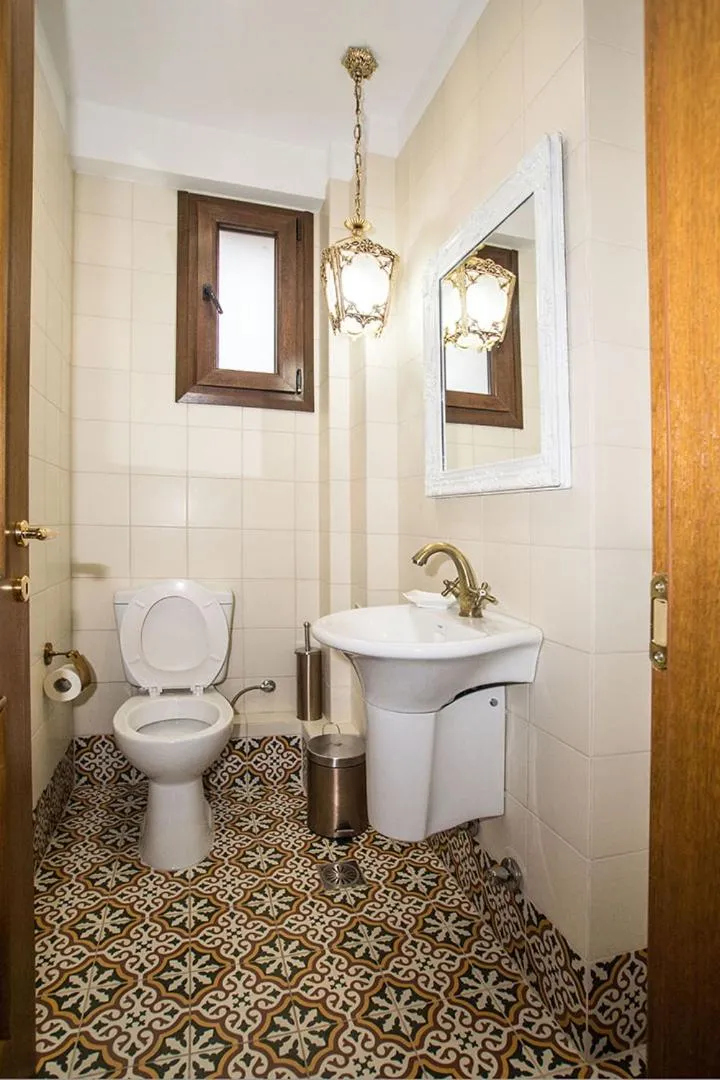 Toilet in Evmorfes Villas