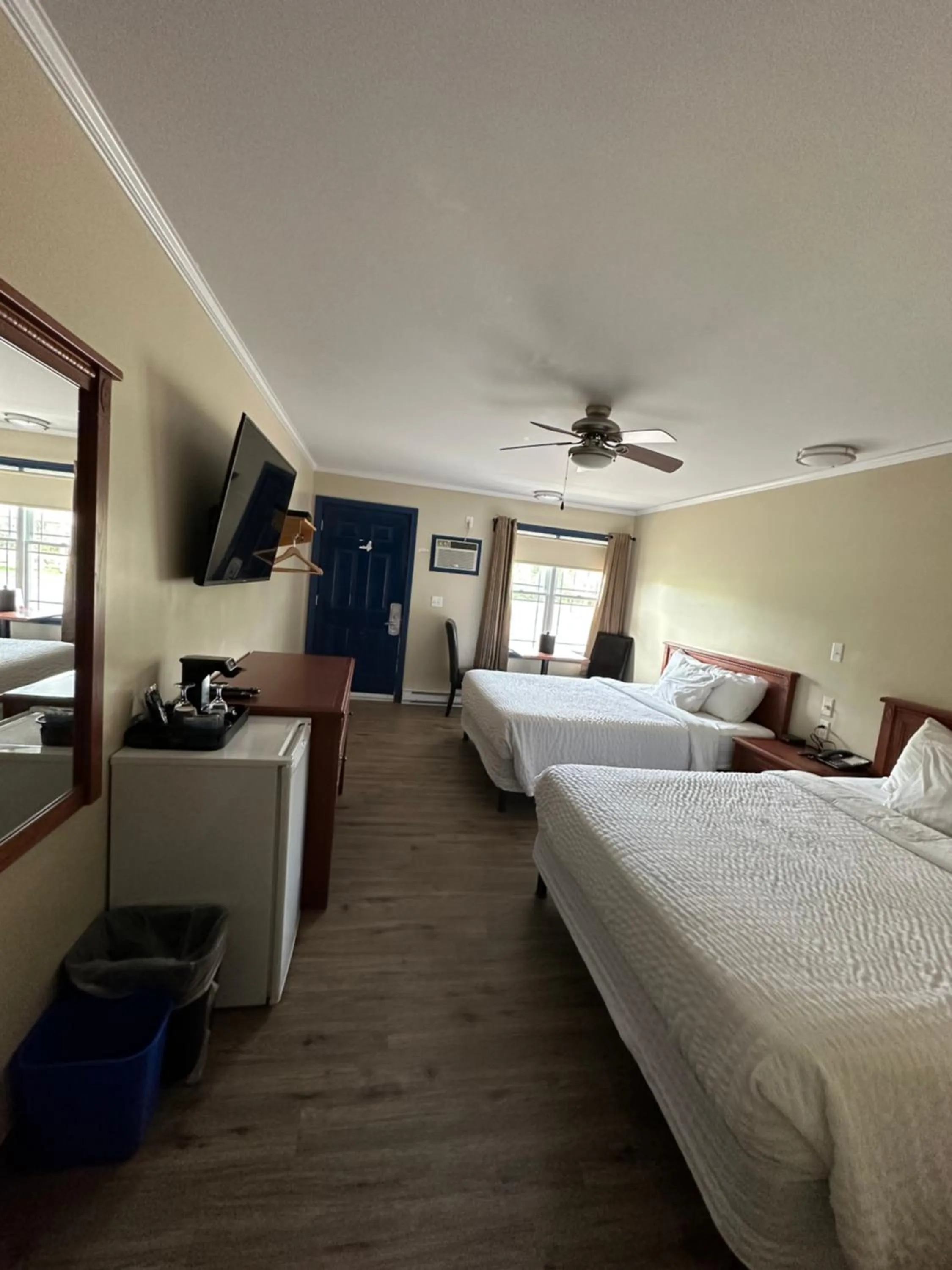 TV and multimedia, Bed in Travellers Inn Fredericton NB