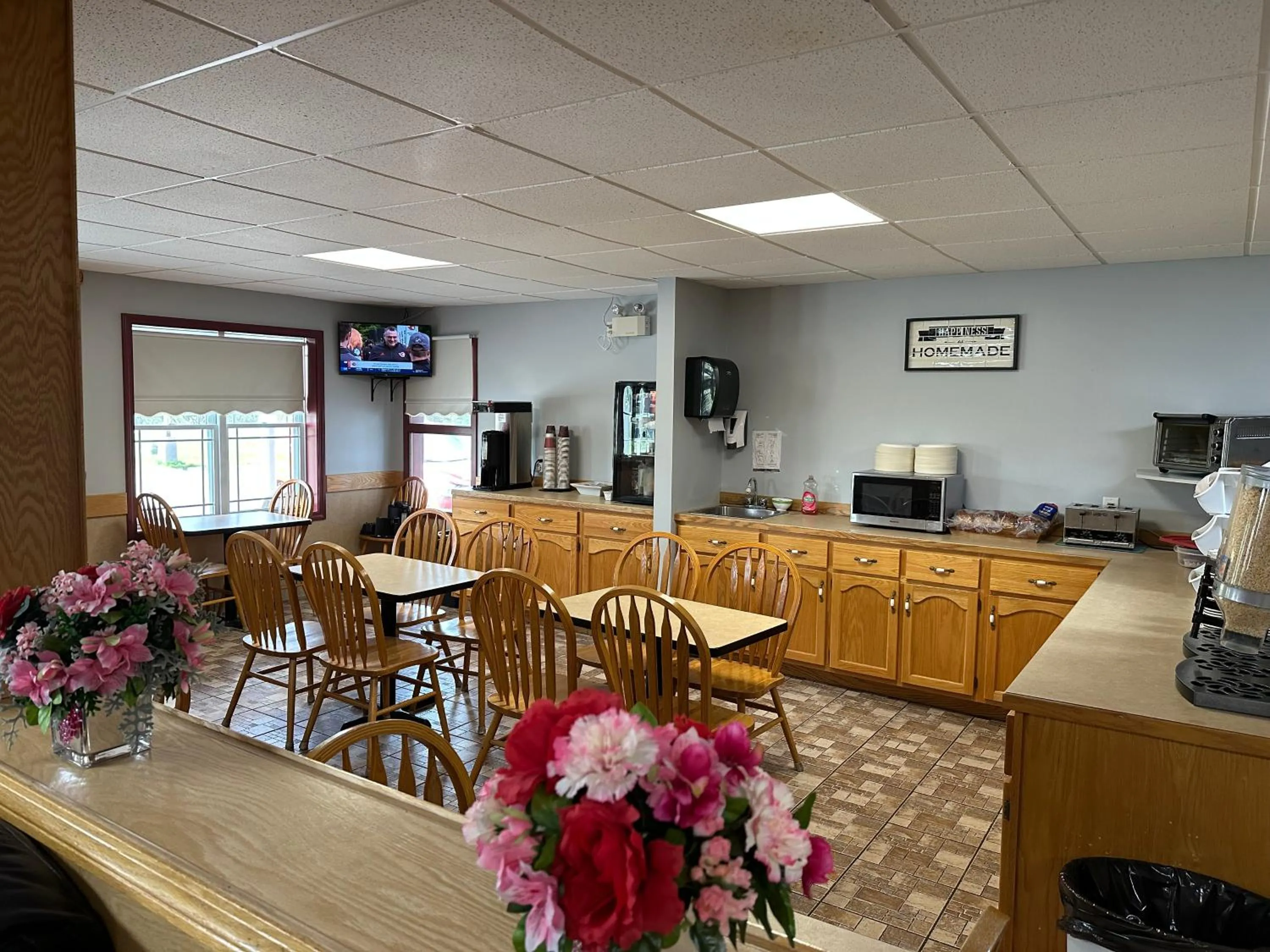 Kitchen or kitchenette in Travellers Inn Fredericton NB