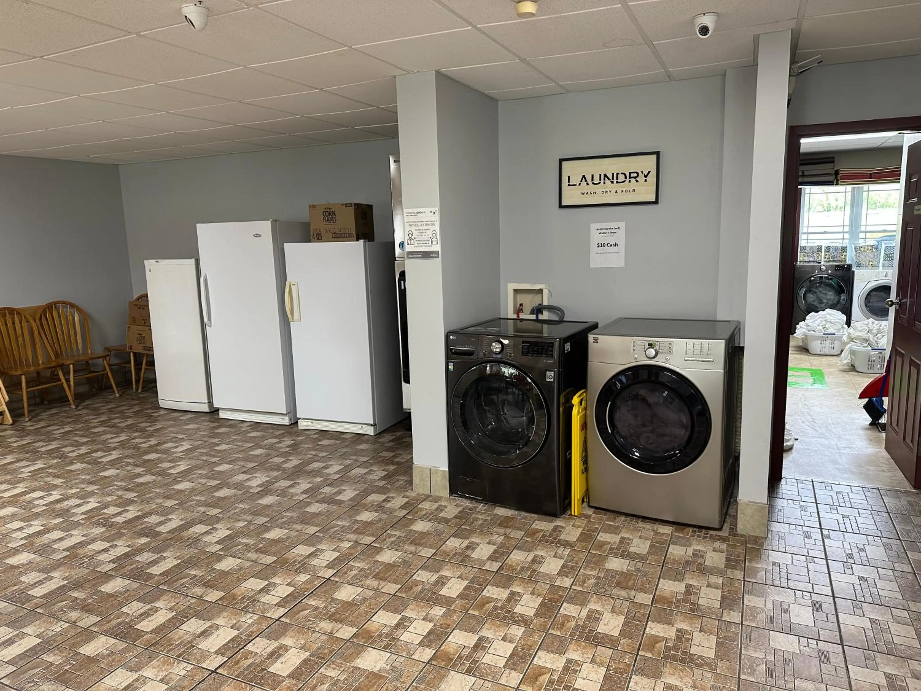 washing machine in Travellers Inn Fredericton NB