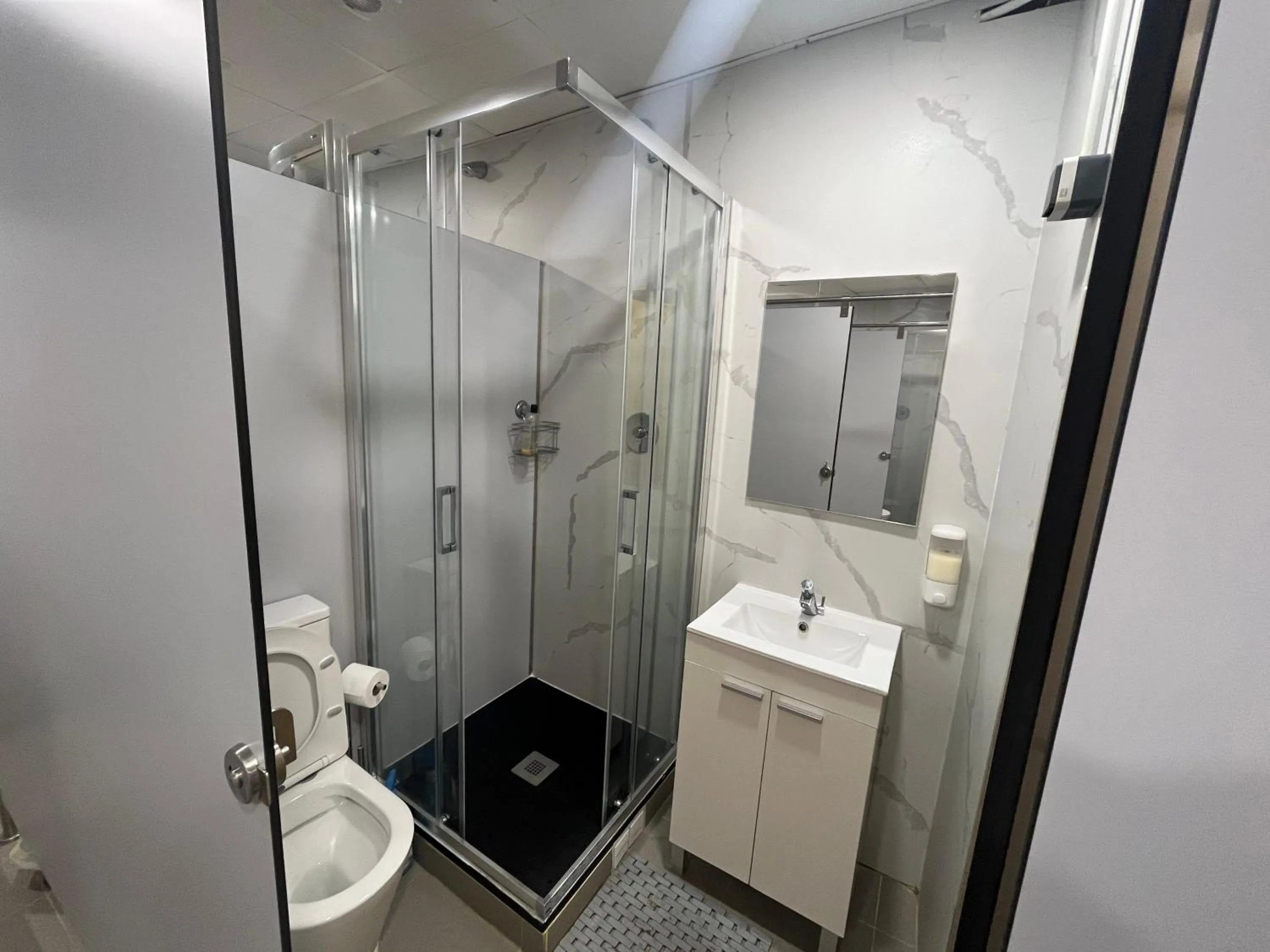 Bathroom in Debod Hostel