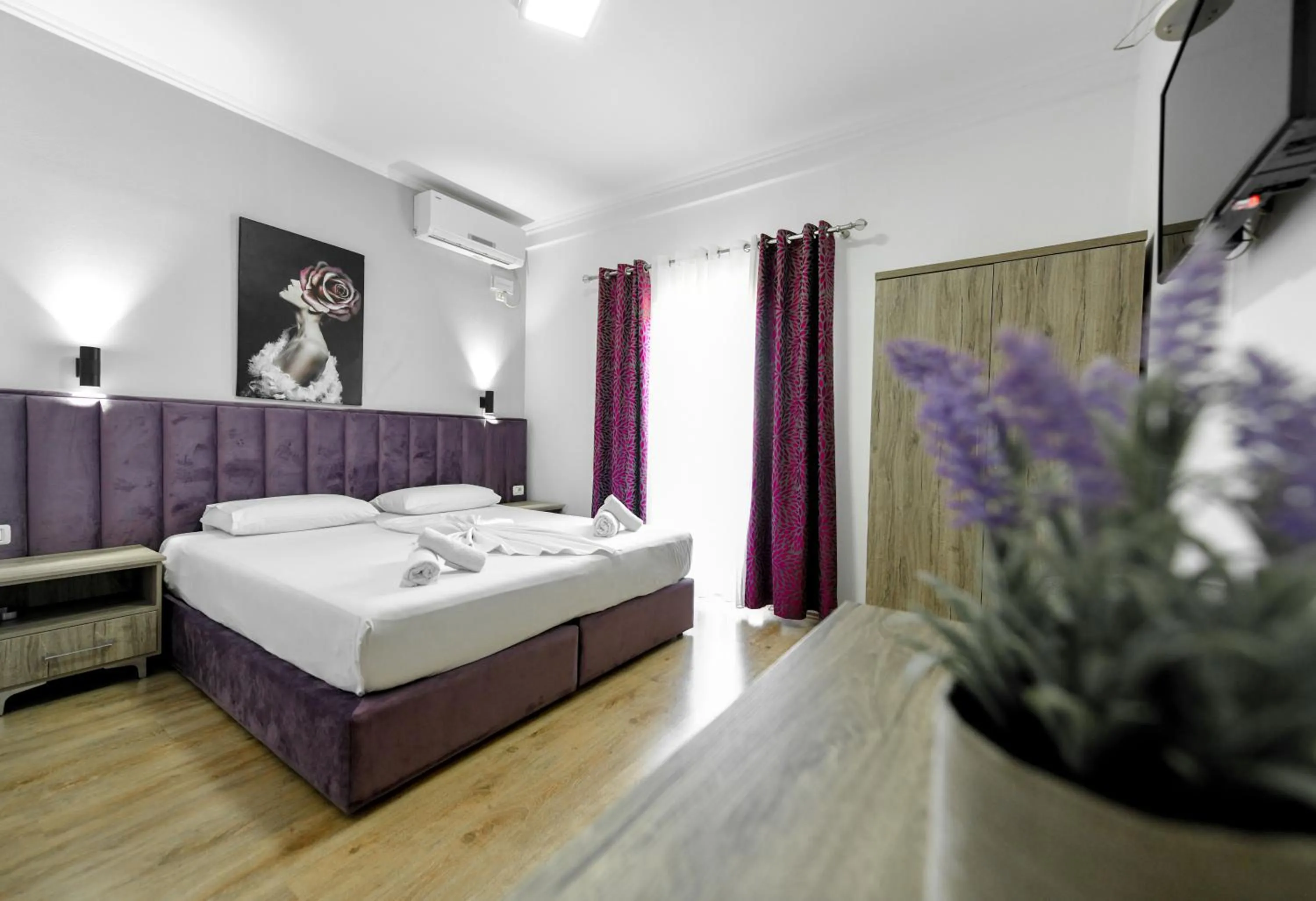 View (from property/room), Bed in Hotel Floga