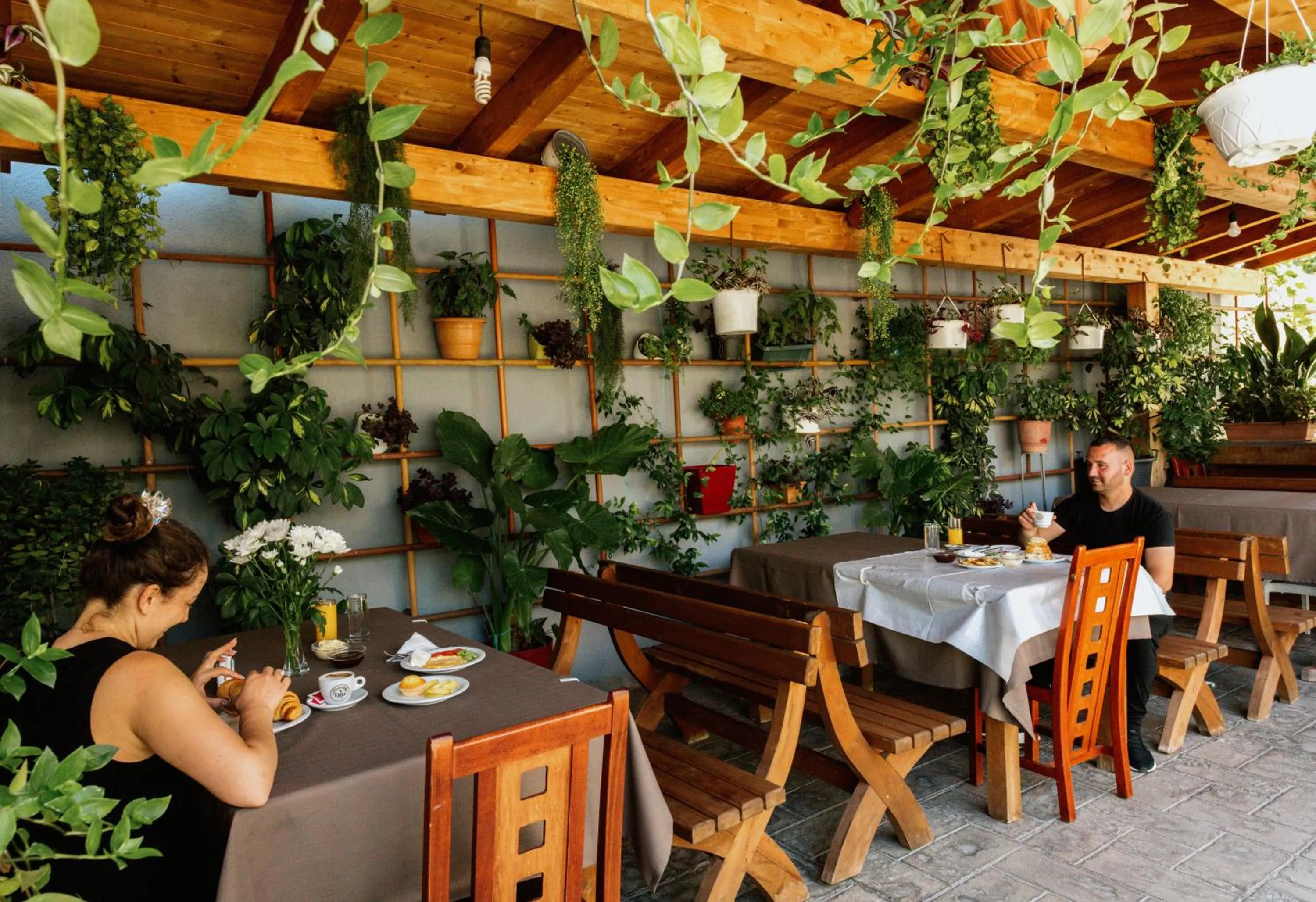 Restaurant/places to eat in Hotel Floga