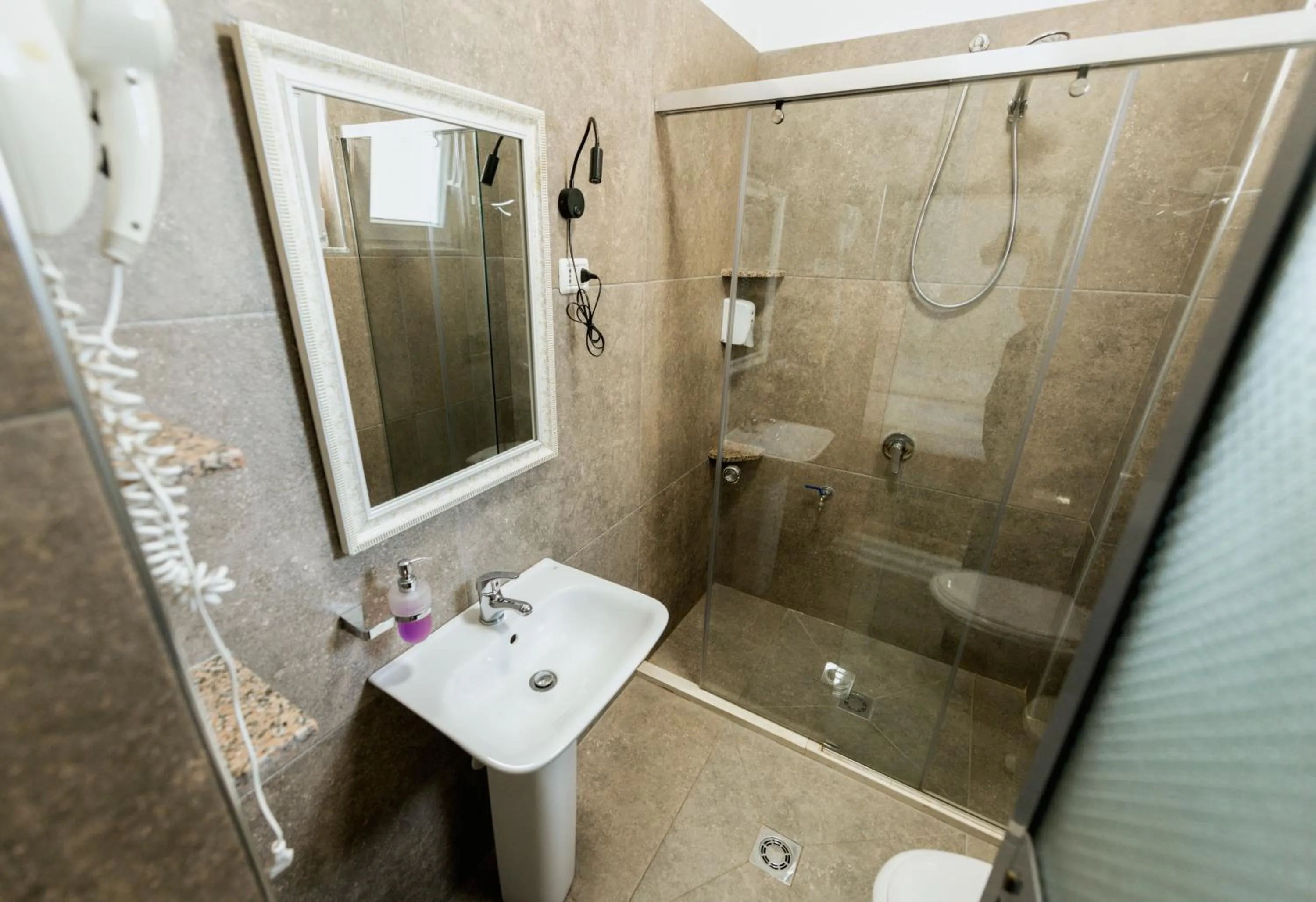 Shower in Hotel Floga