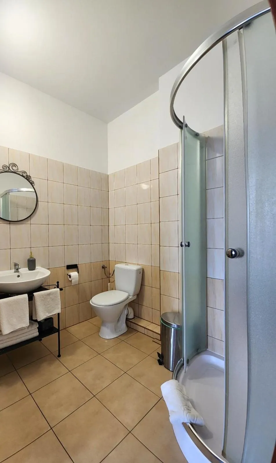 Shower in Hostel Zamość - pokoje gościnne - bezpłatny parking