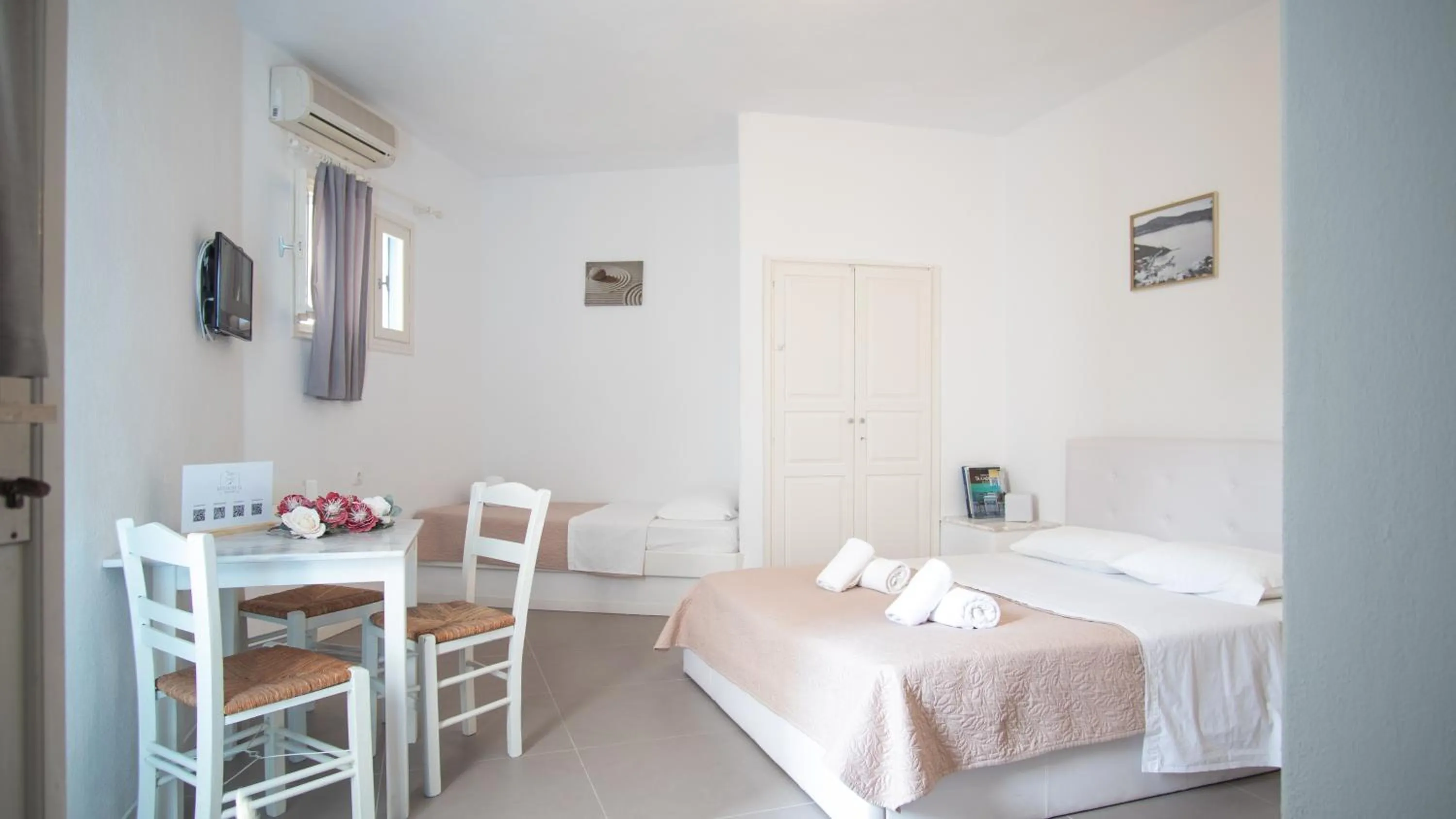 Bed in Kritikakis Village Hotel