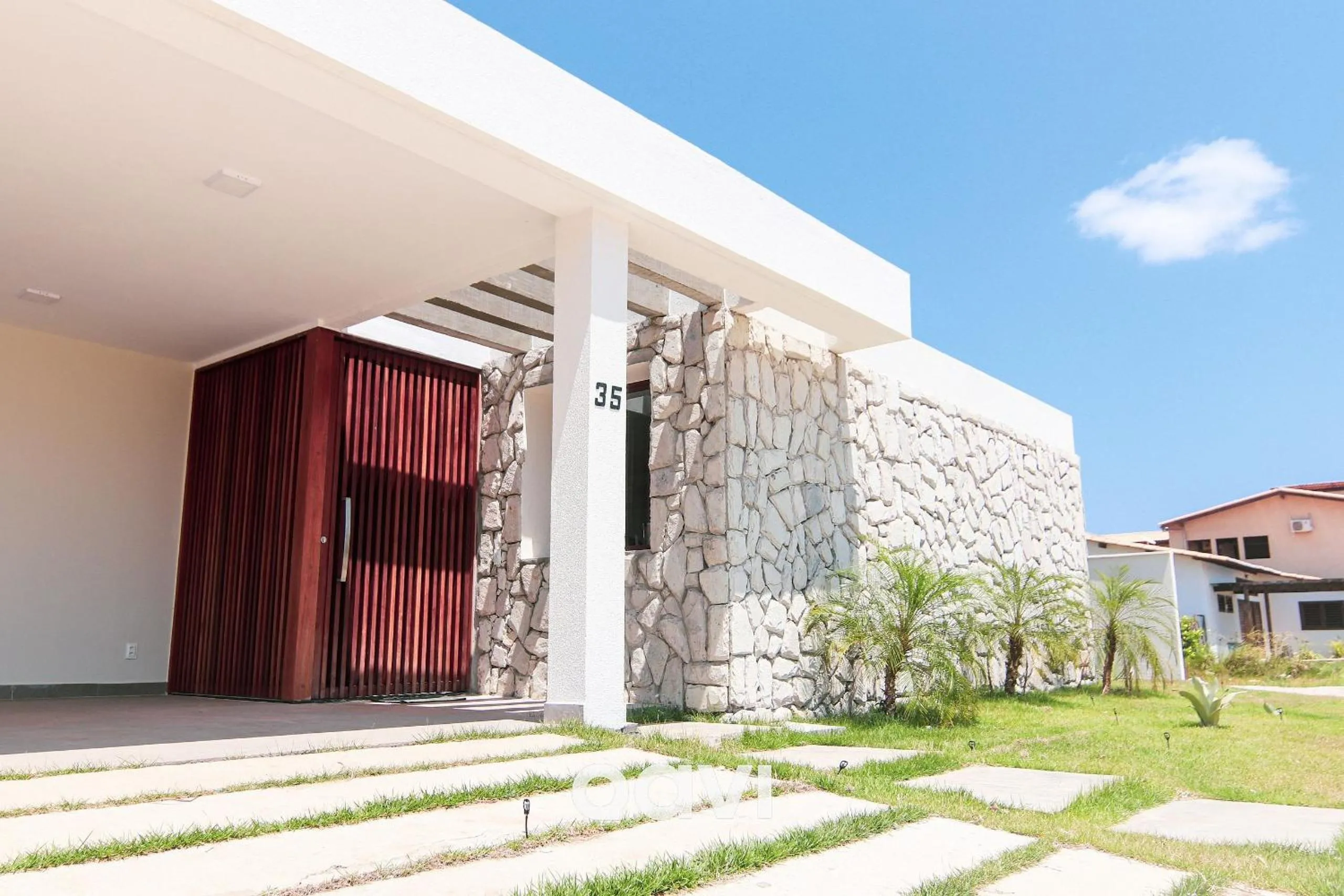 Facade/entrance in Villa Makani no Shamballa by Qavi