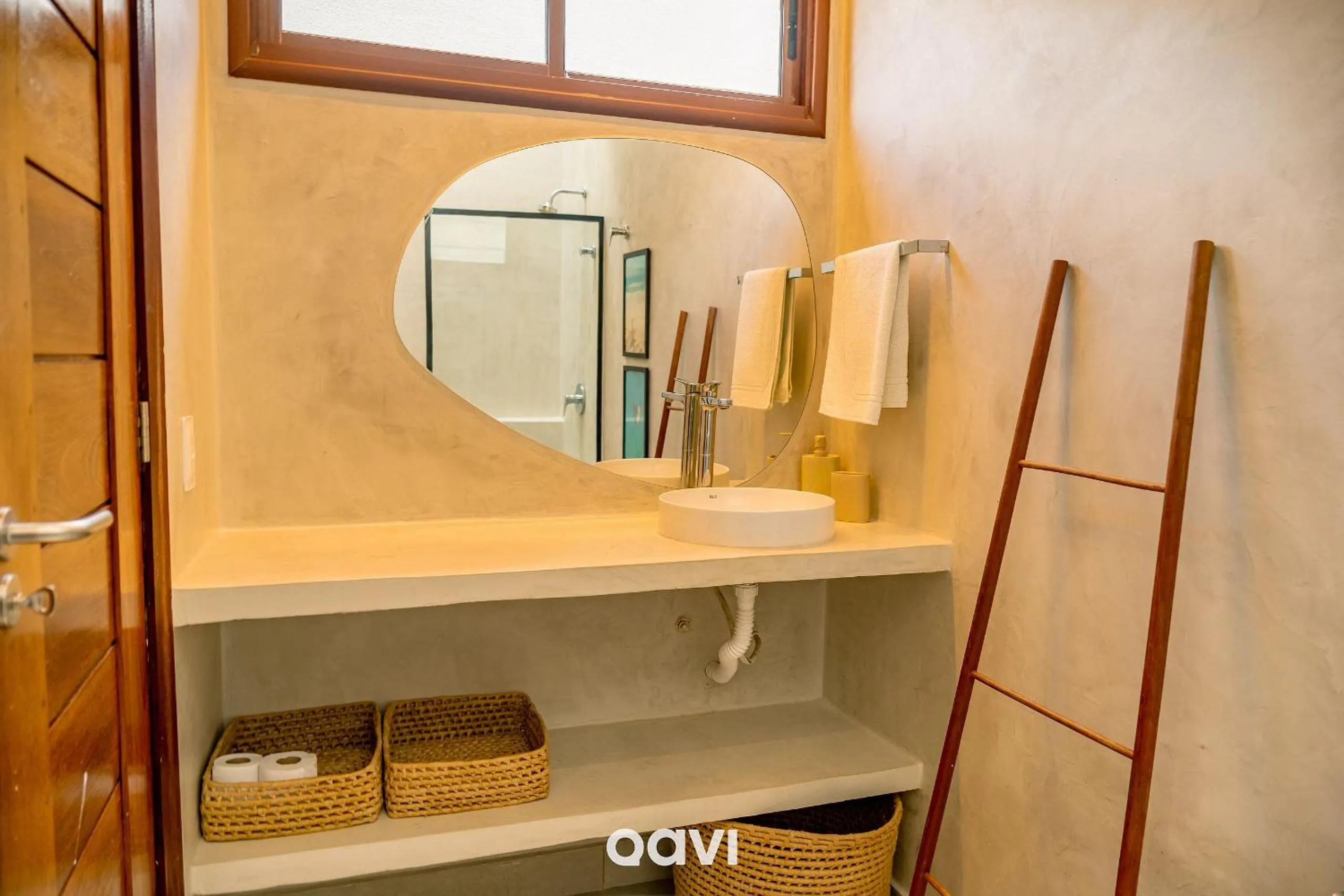 Bathroom in Villa Makani no Shamballa by Qavi