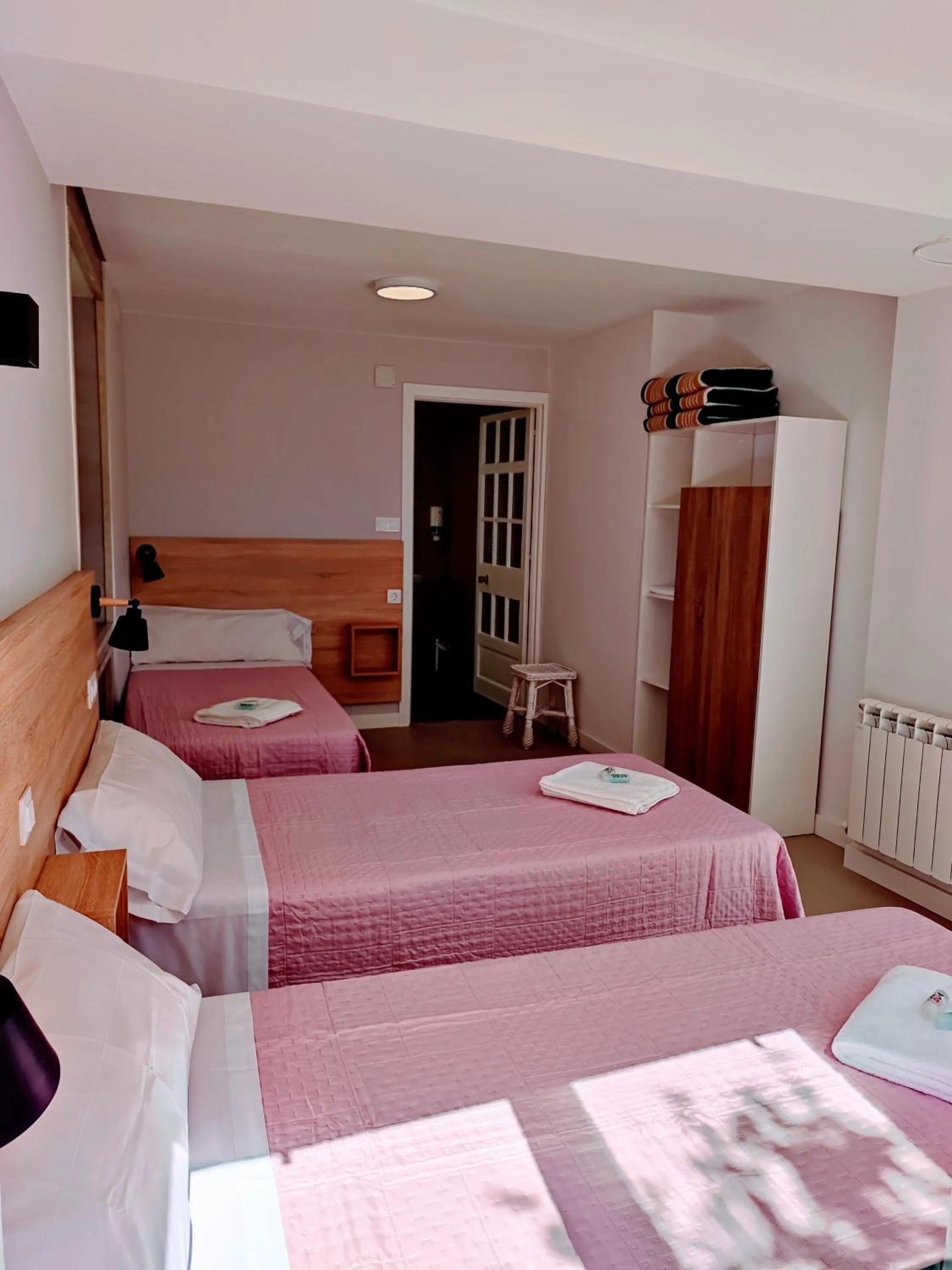 wardrobe, Bed in Pension-Albergue Don Alvaro