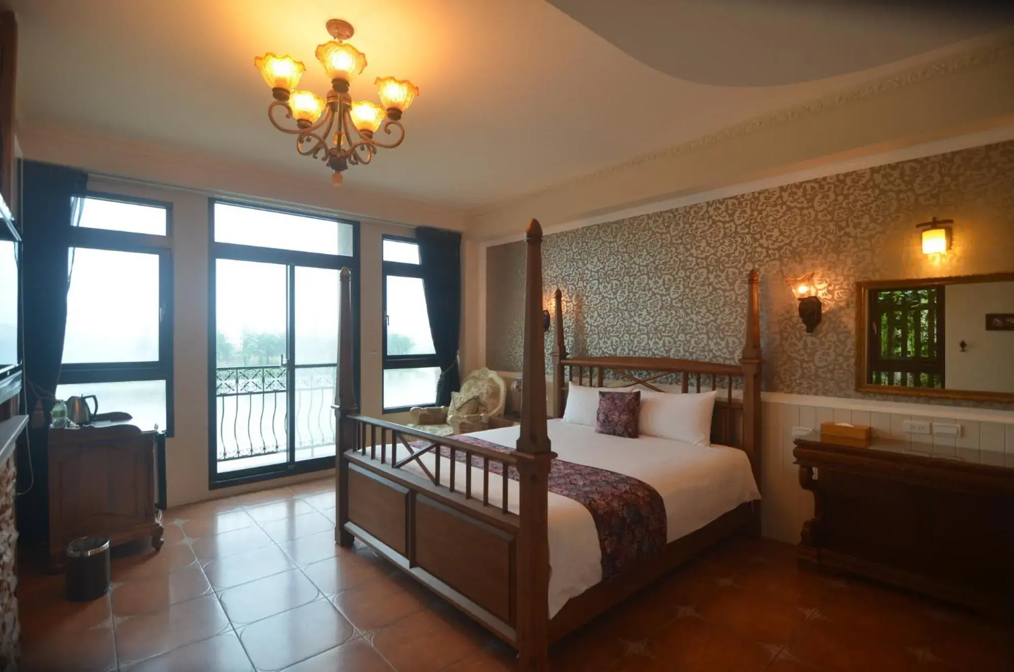 Queen Room with Balcony in Full Sweet Inn Queen Room with Balcony in Full Sweet Inn