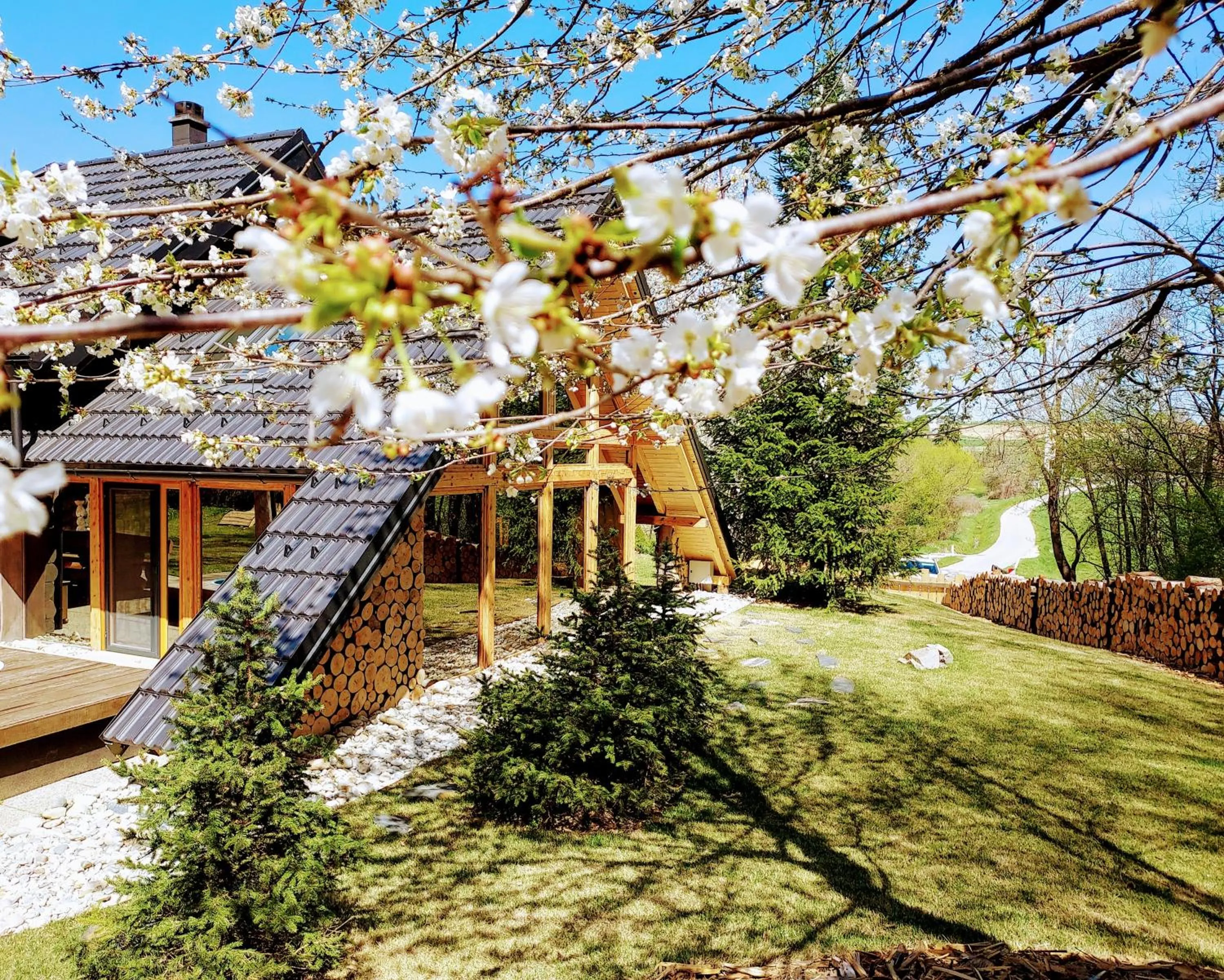 Property building in Koča na samem