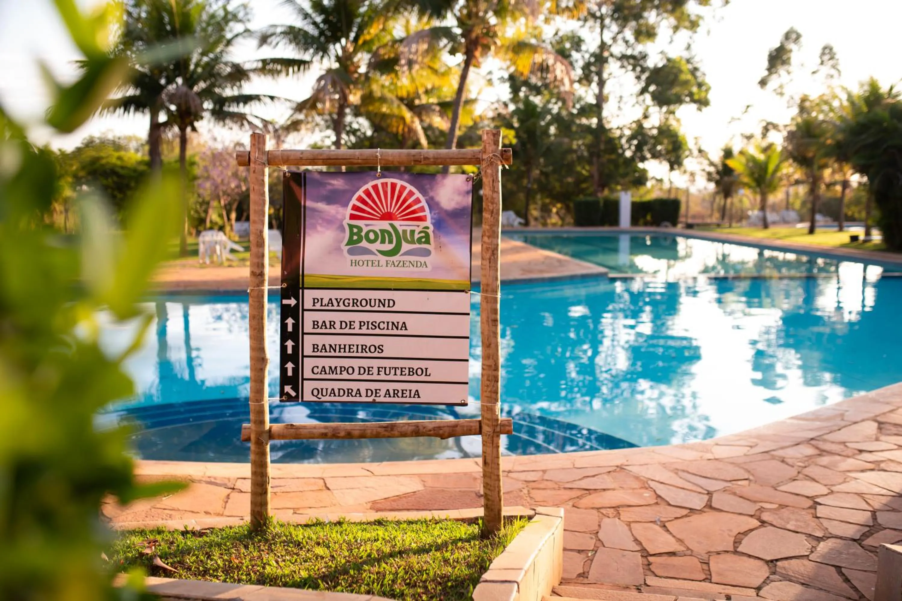 Swimming pool in Hotel Fazenda Bonjuá