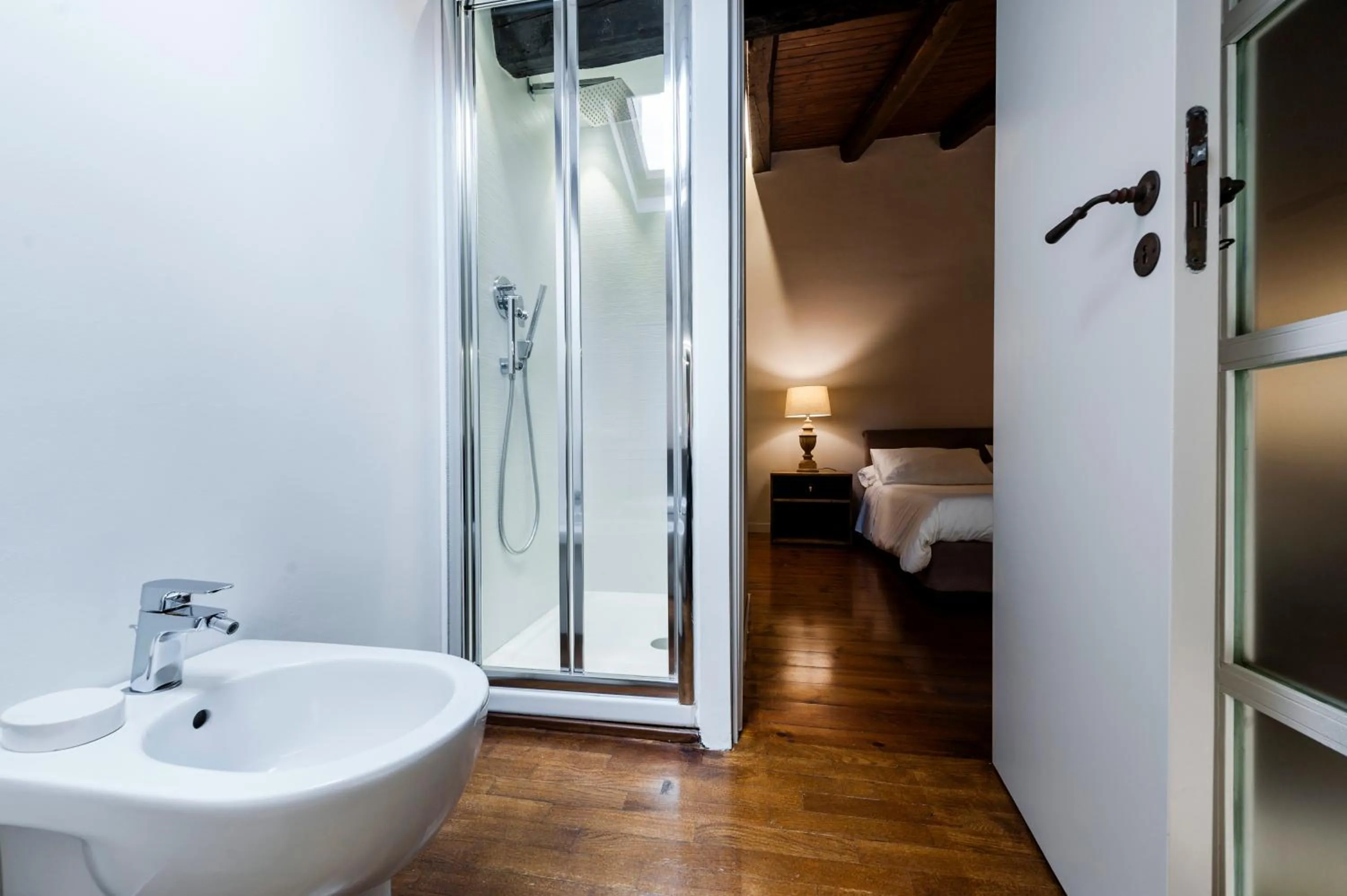 Bathroom, Bed in Ferrini Home - Piazza Trento
