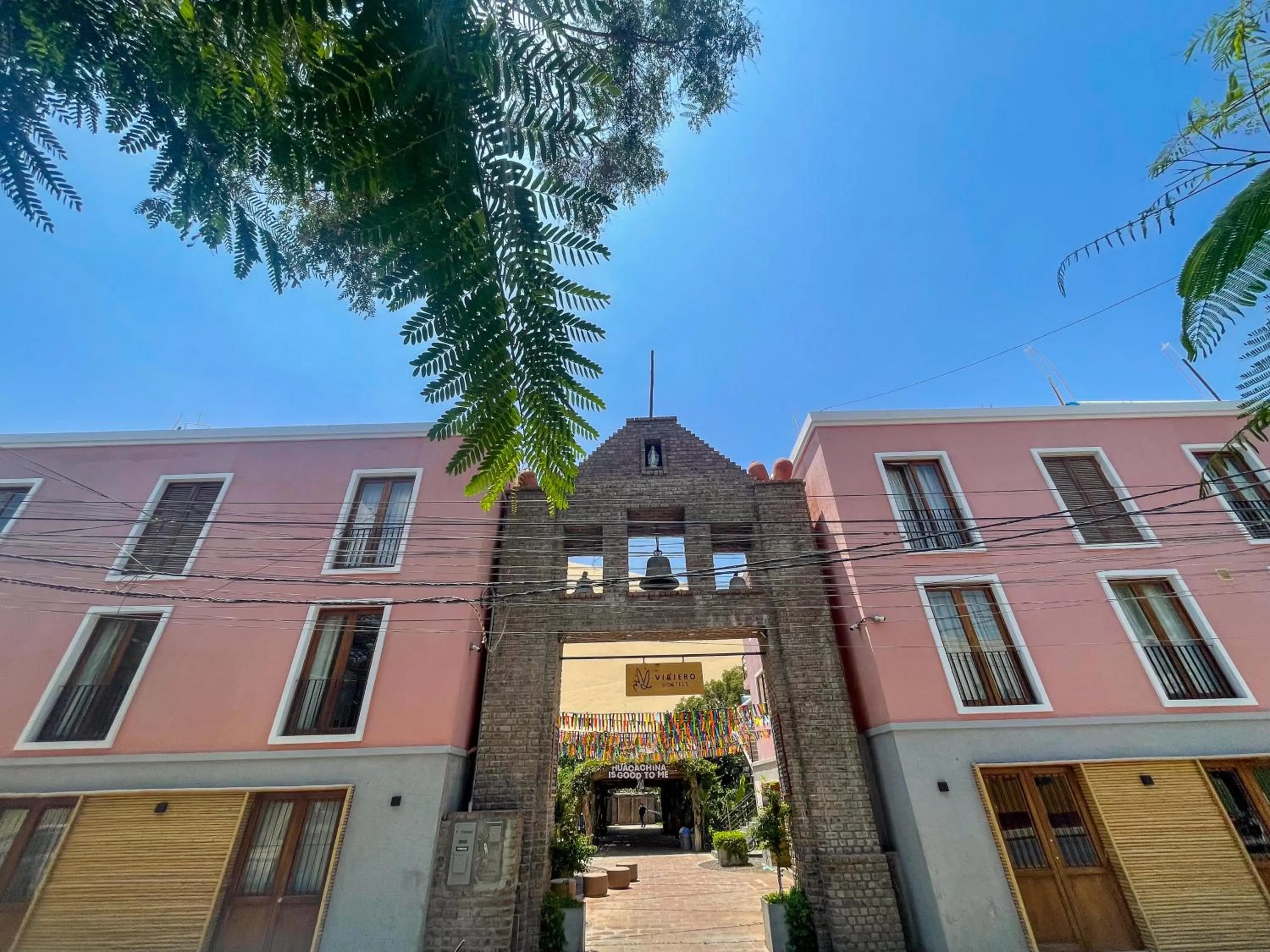 Property building in Viajero Huacachina Hostel
