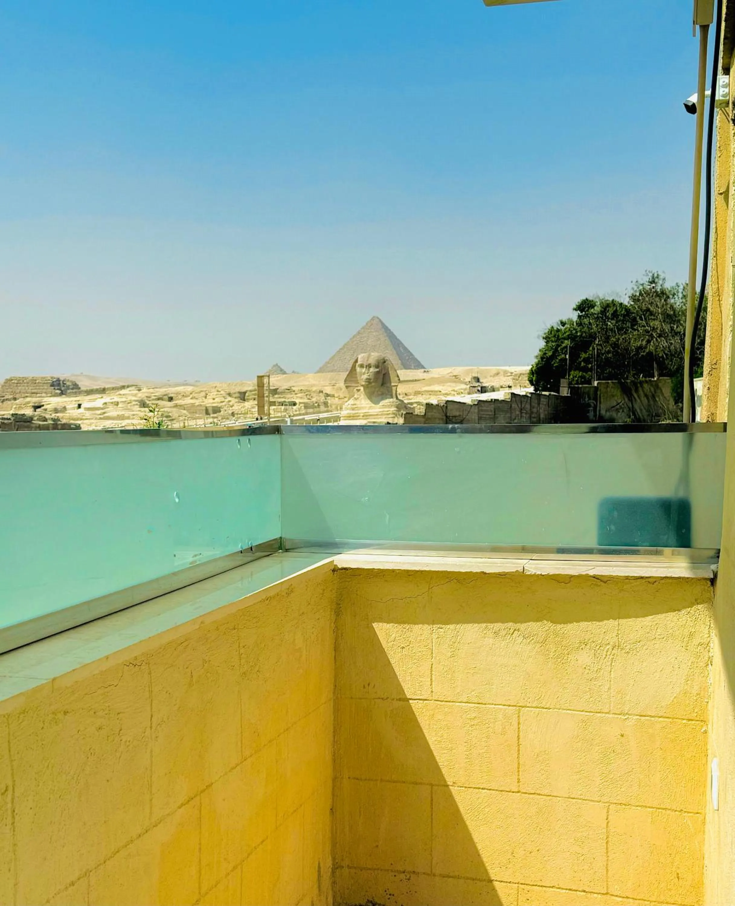 Deluxe King Suite - single occupancy in White House Pyramids view