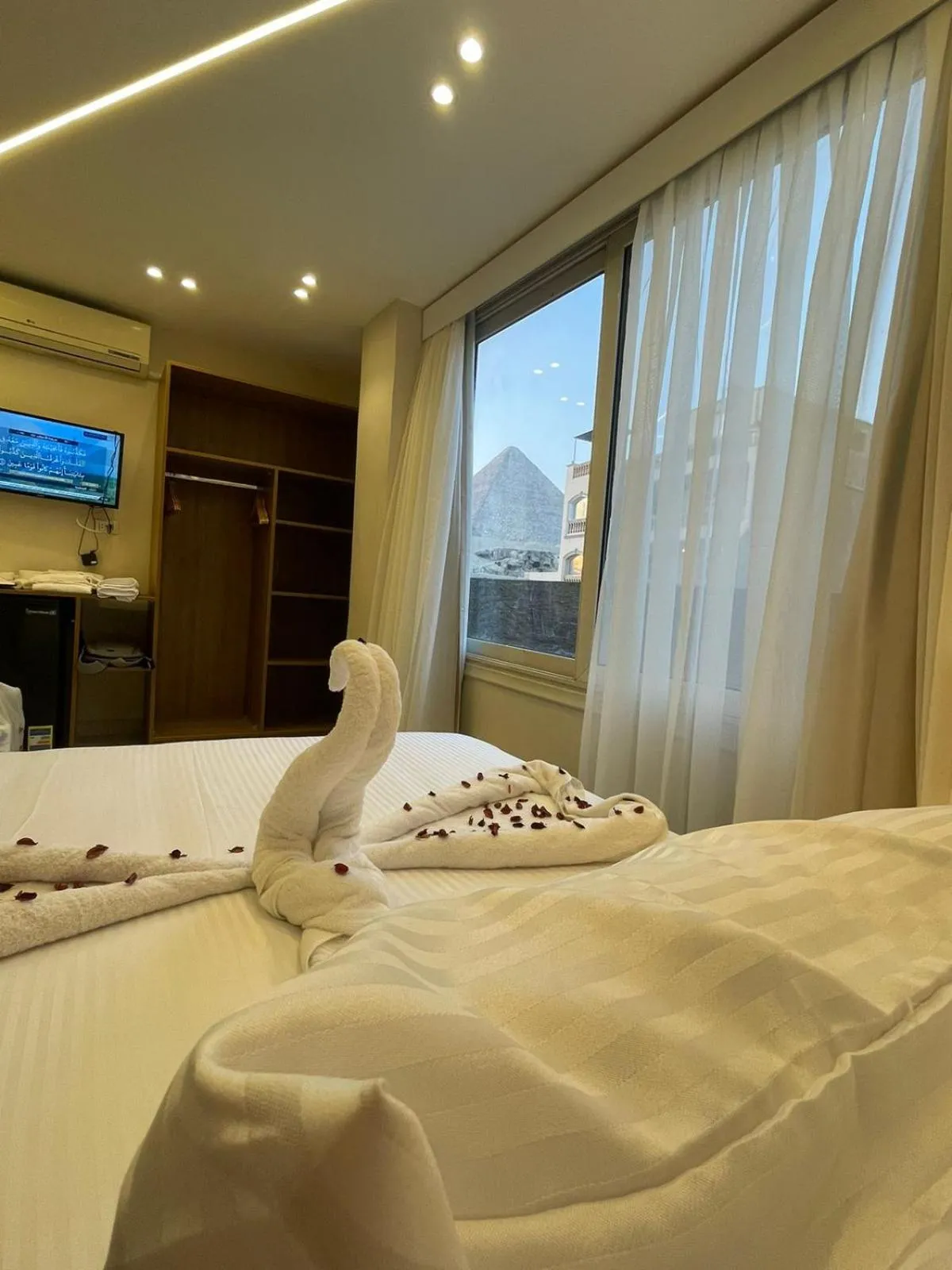 Deluxe Family Suite in White House Pyramids view