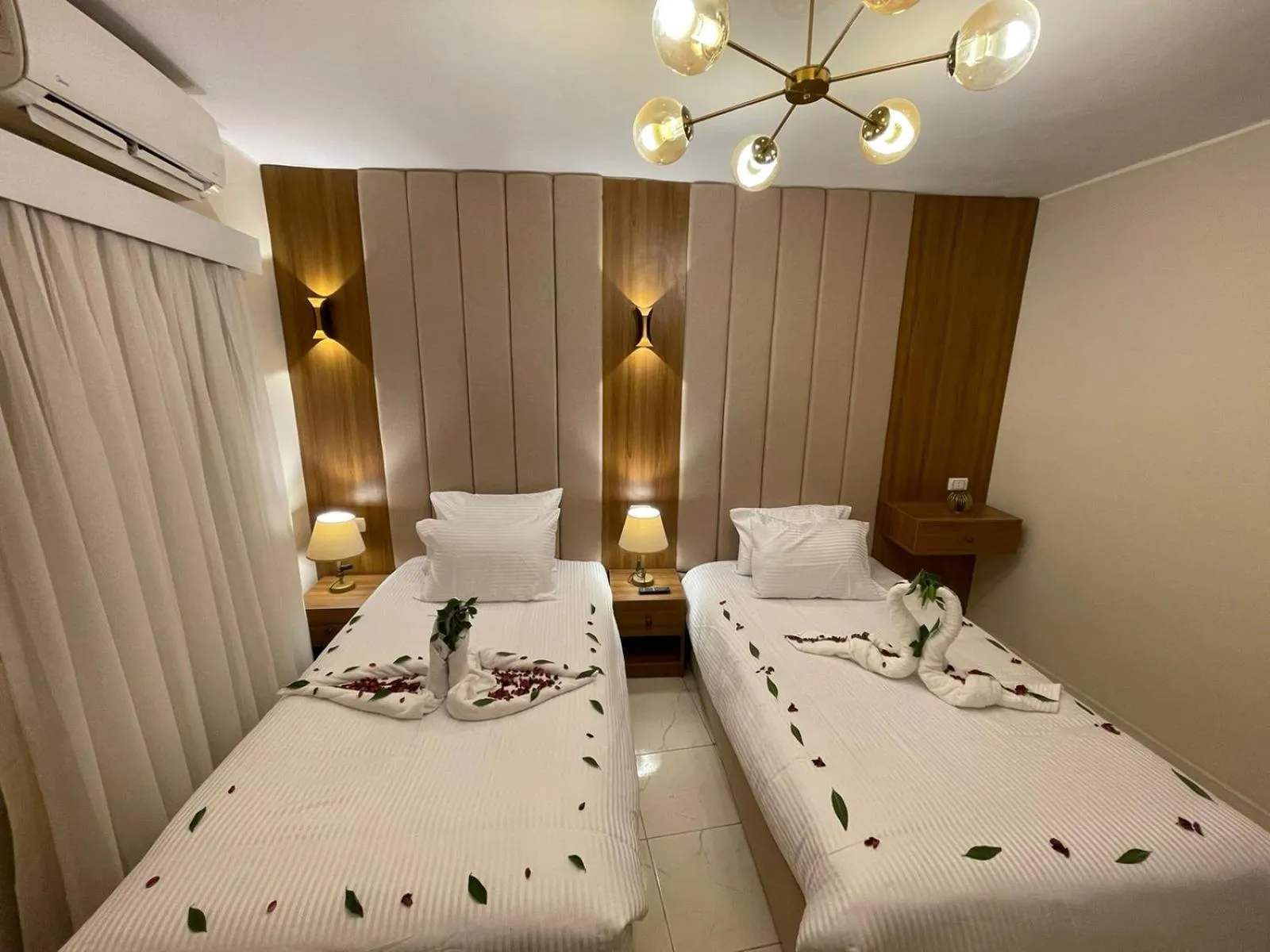 Deluxe Family Room in White House Pyramids view
