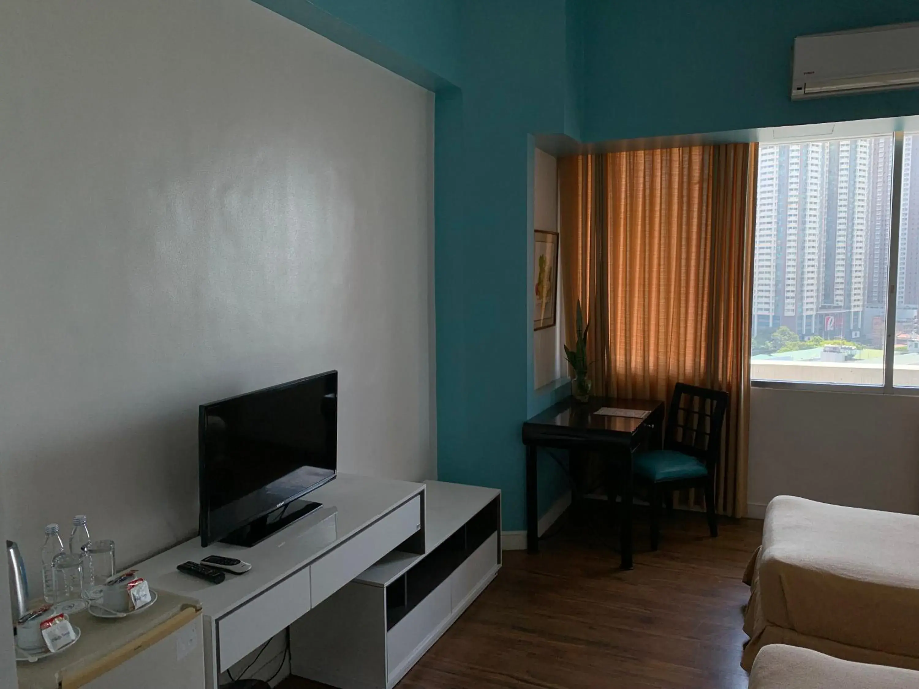 Photo of the whole room in Pearl Manila Hotel Photo of the whole room in Pearl Manila Hotel