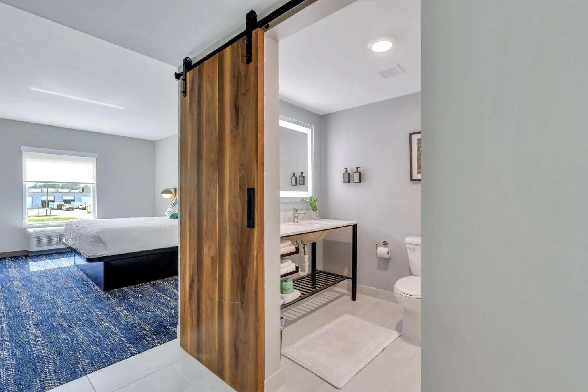 Photo of the whole room, Bed in The Kingston