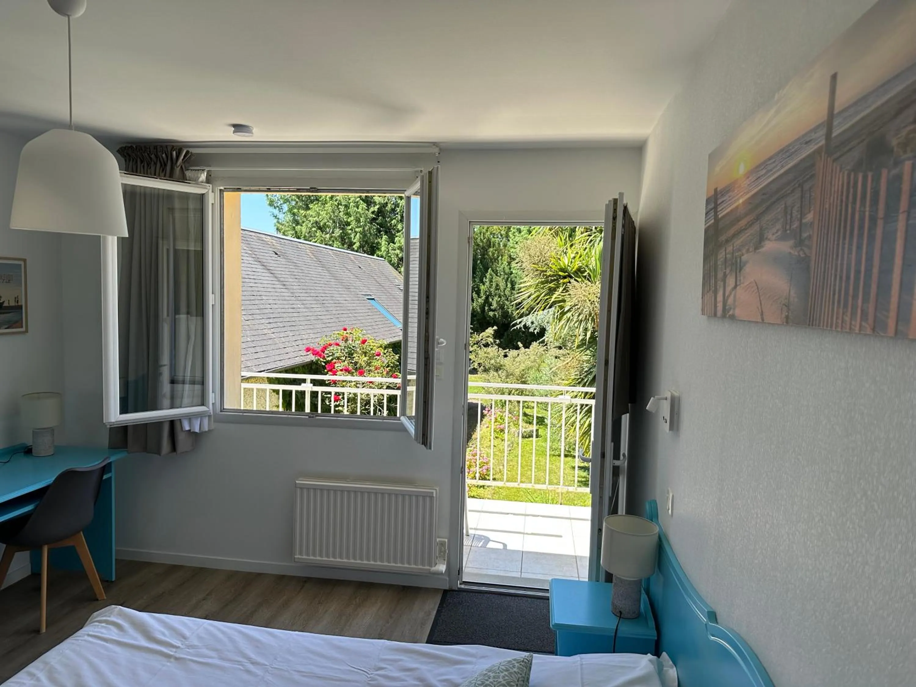 Bed in Logis Hôtel La Demeure du Perron