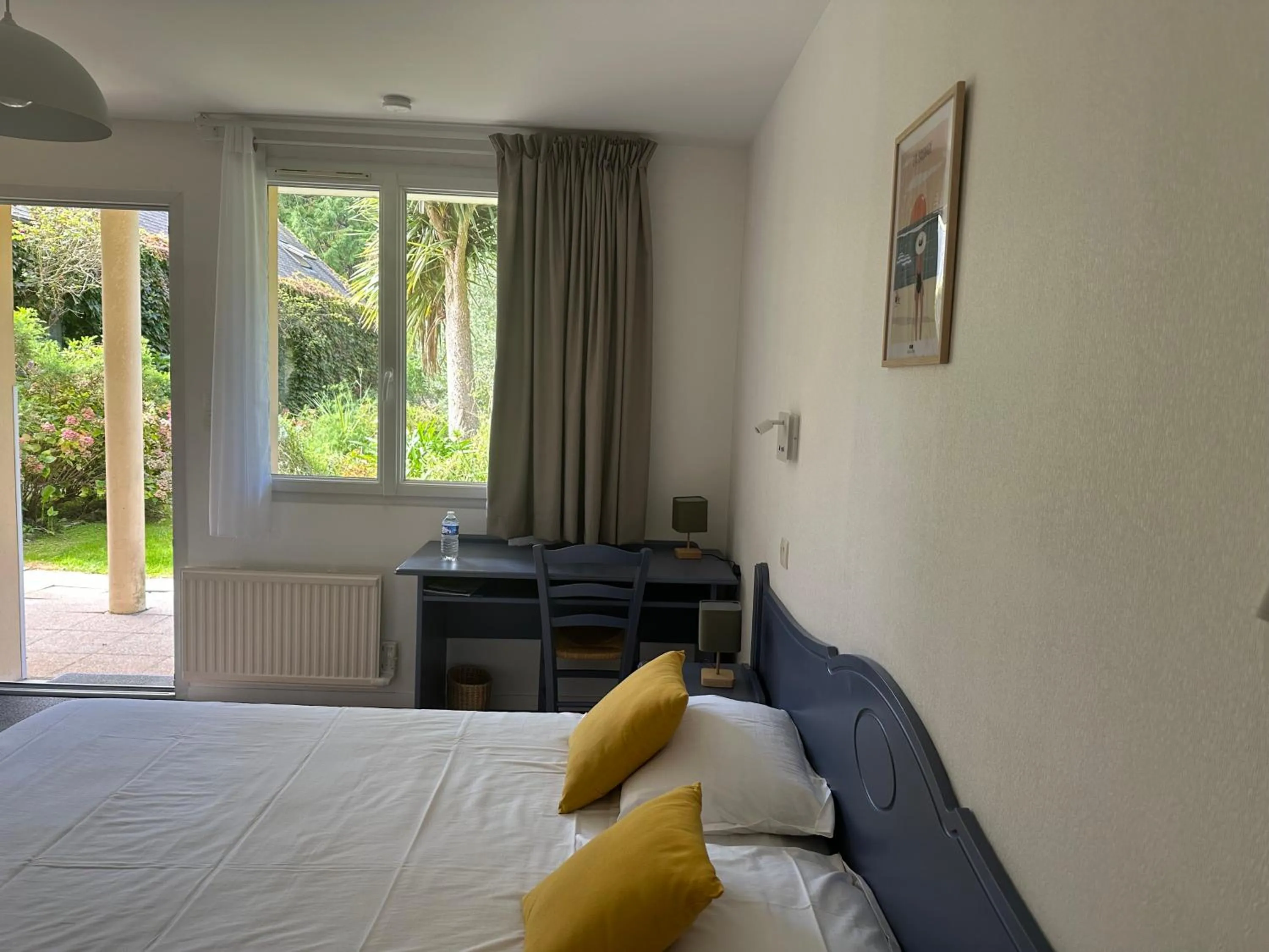 Bed in Logis Hôtel La Demeure du Perron