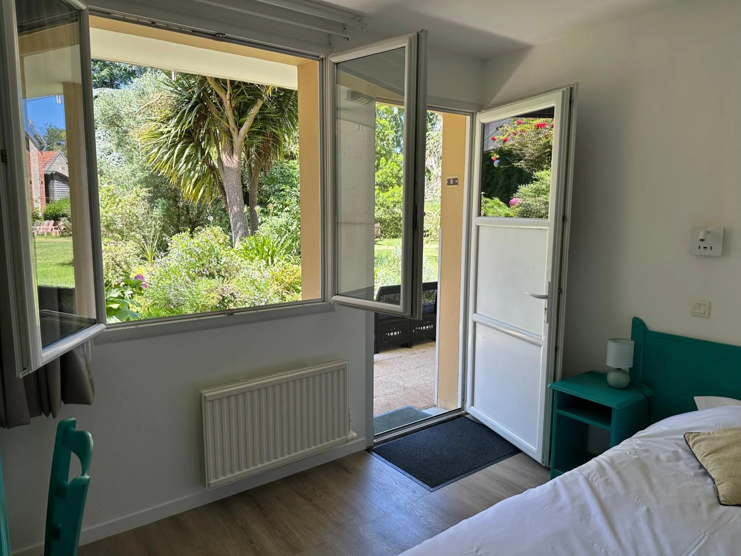 Bed in Logis Hôtel La Demeure du Perron