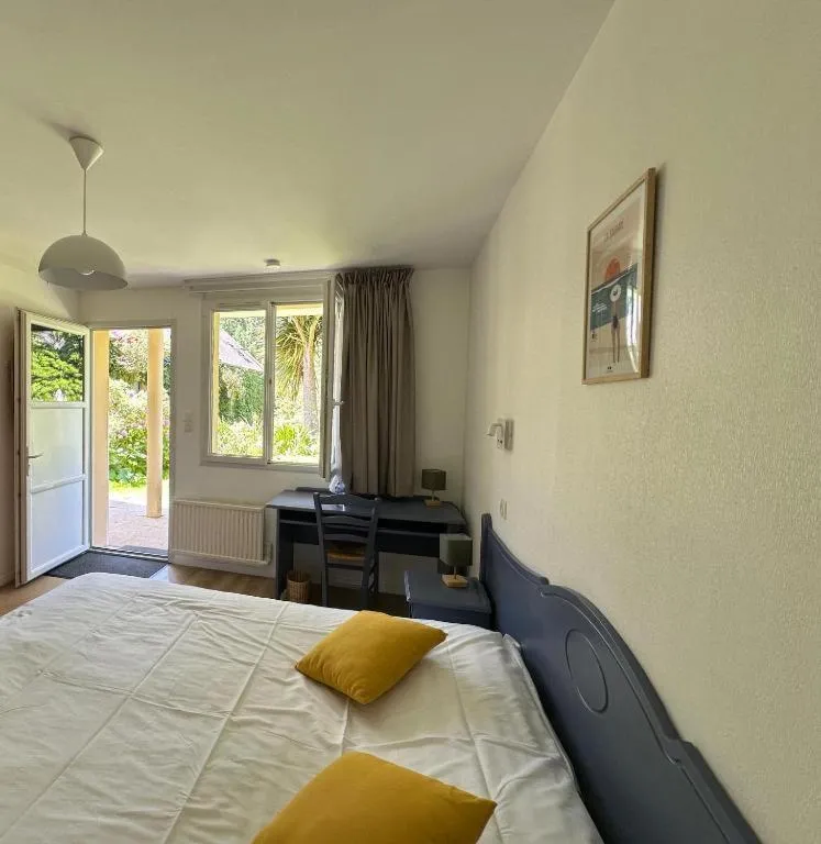 Bed in Logis Hôtel La Demeure du Perron