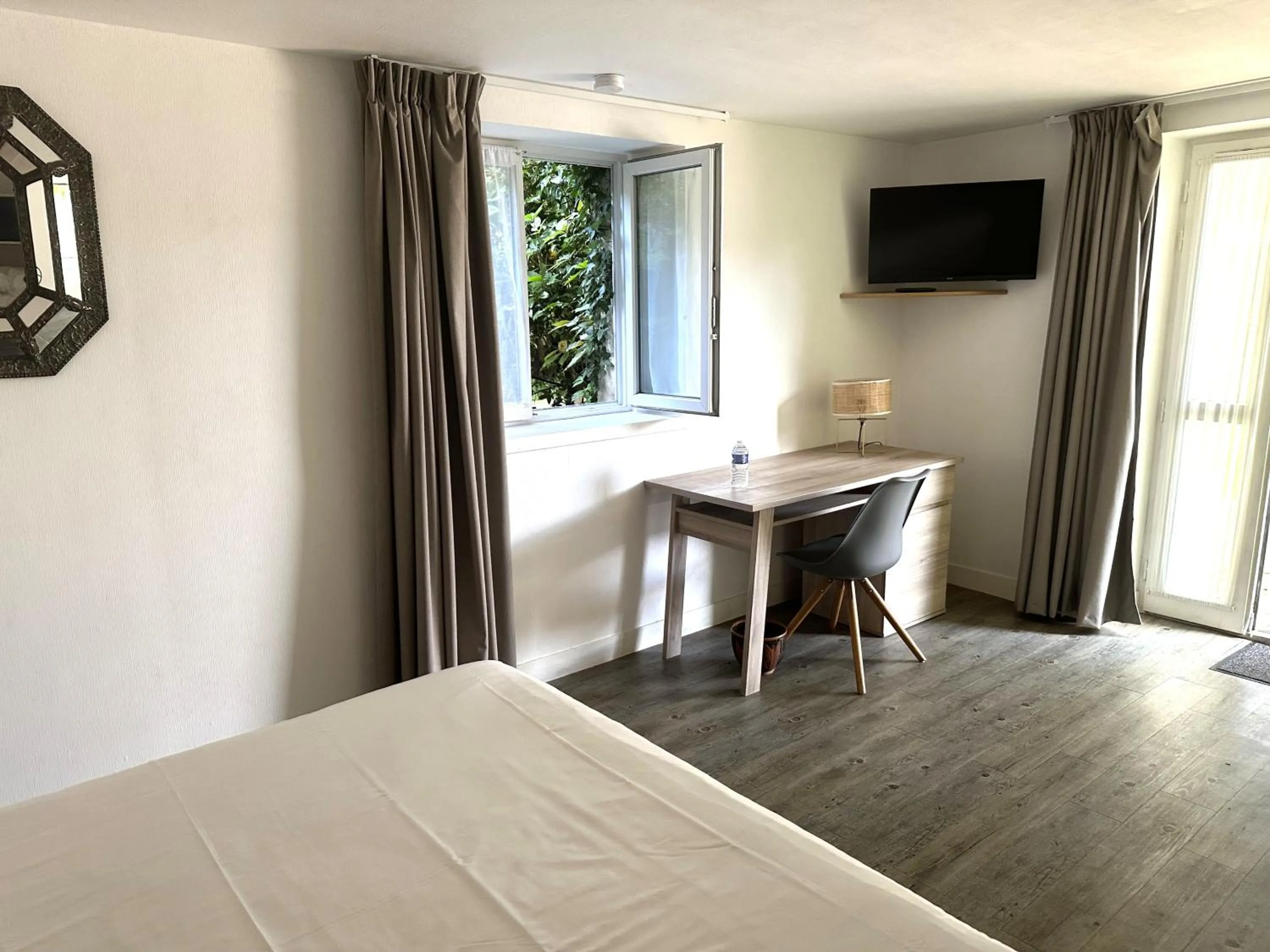 Bed in Logis Hôtel La Demeure du Perron