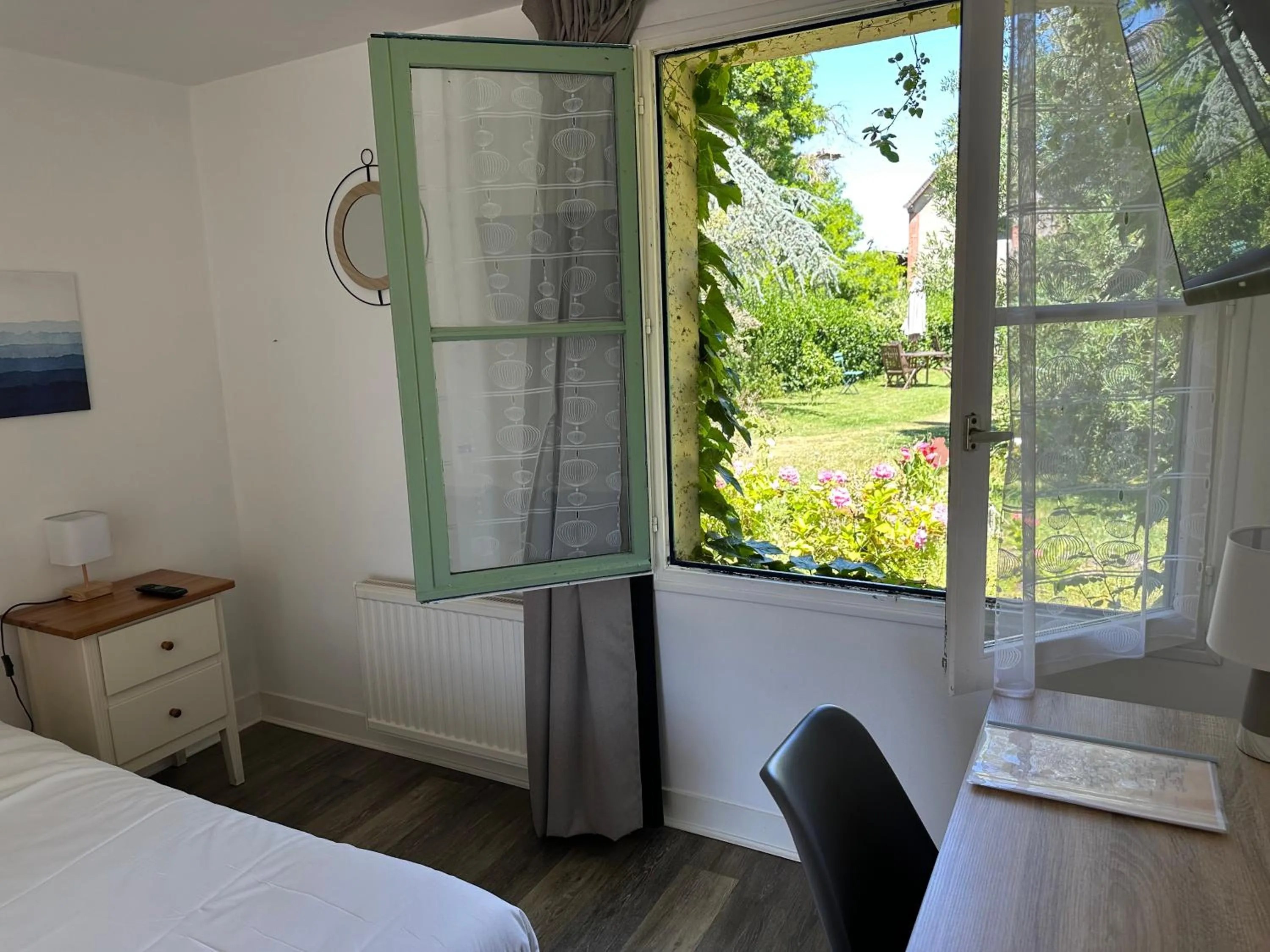 Bed in Logis Hôtel La Demeure du Perron