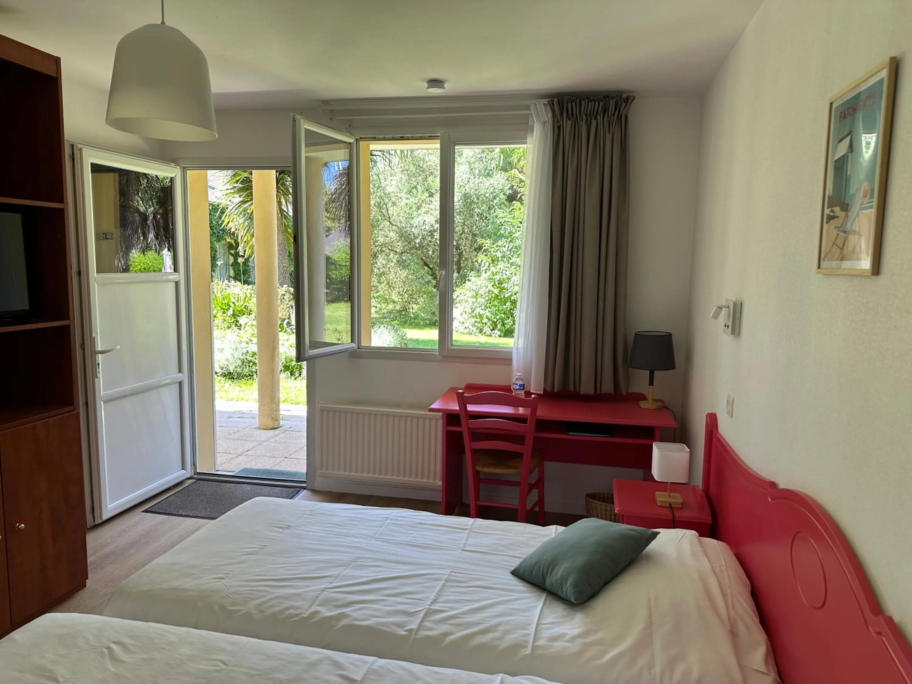 Bed in Logis Hôtel La Demeure du Perron