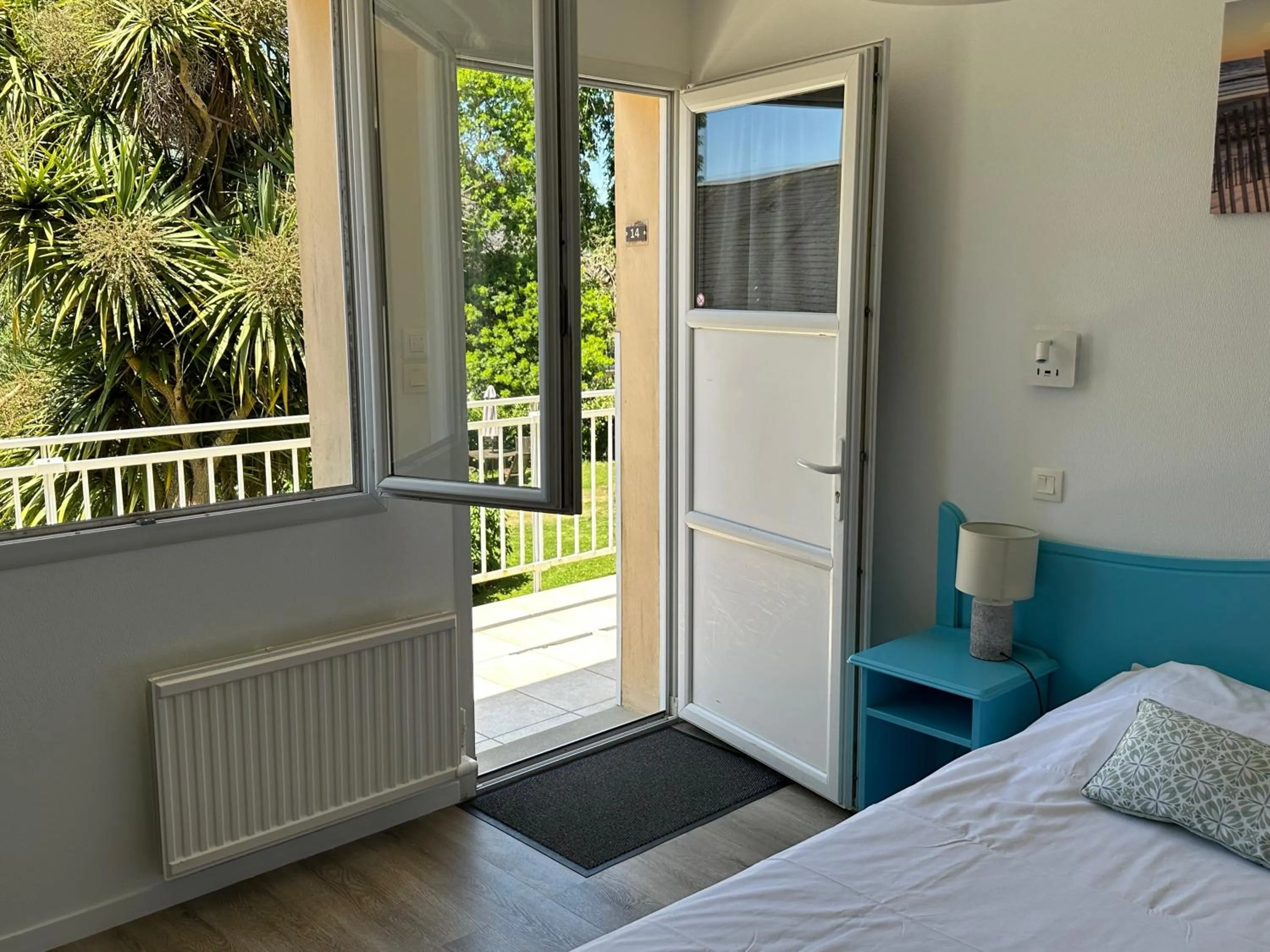 Bed in Logis Hôtel La Demeure du Perron