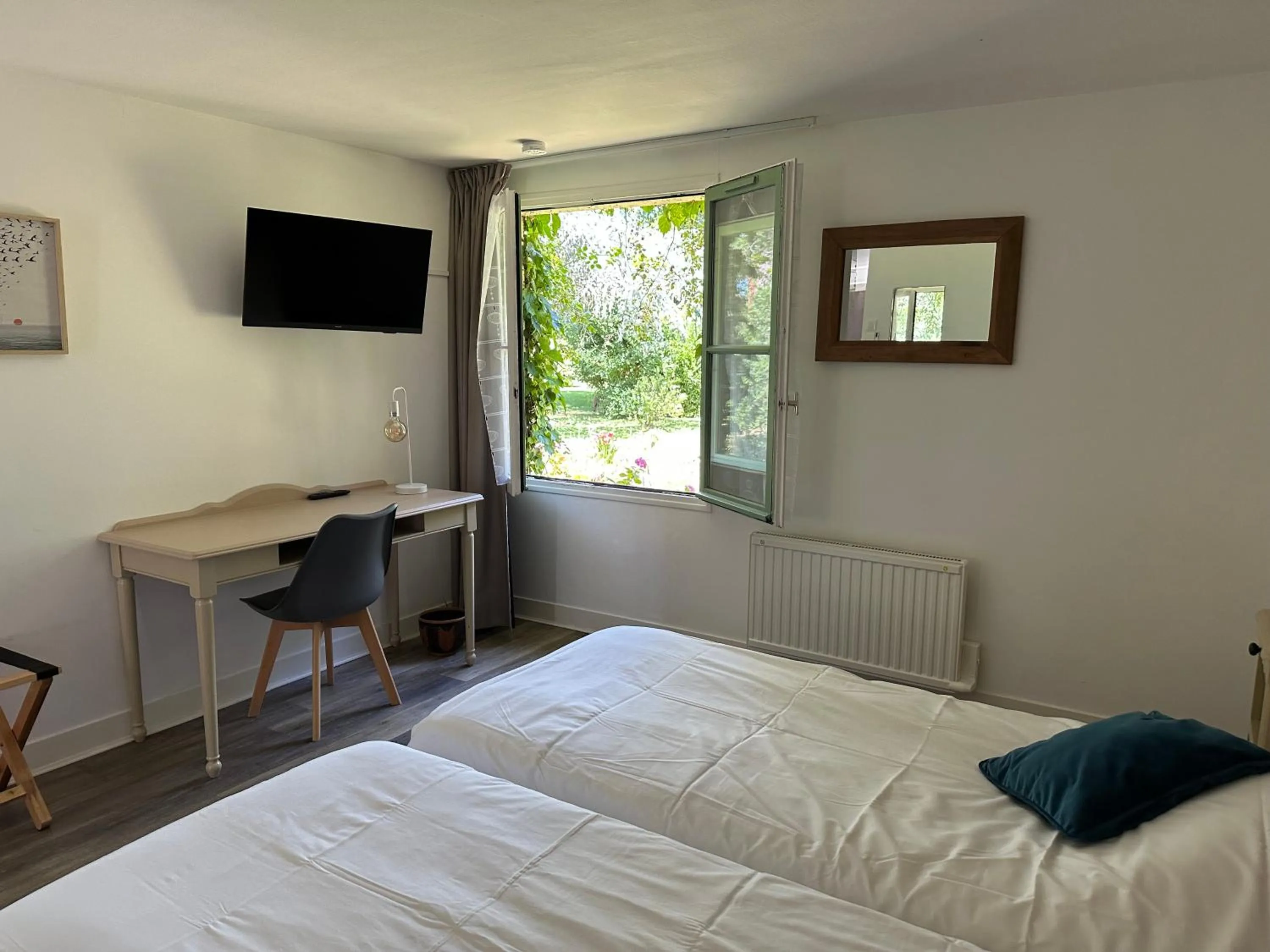 Bed in Logis Hôtel La Demeure du Perron