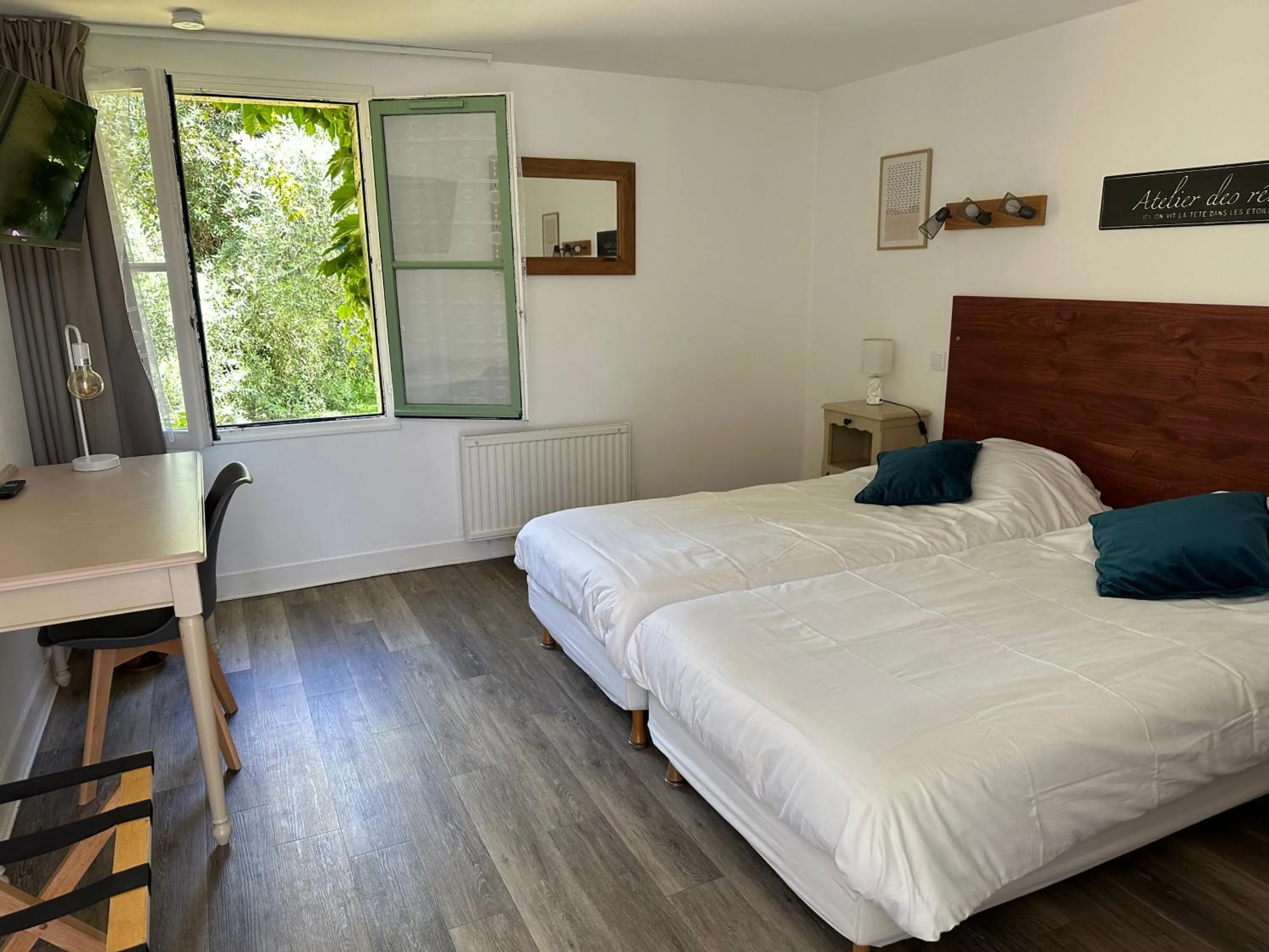 Bed in Logis Hôtel La Demeure du Perron