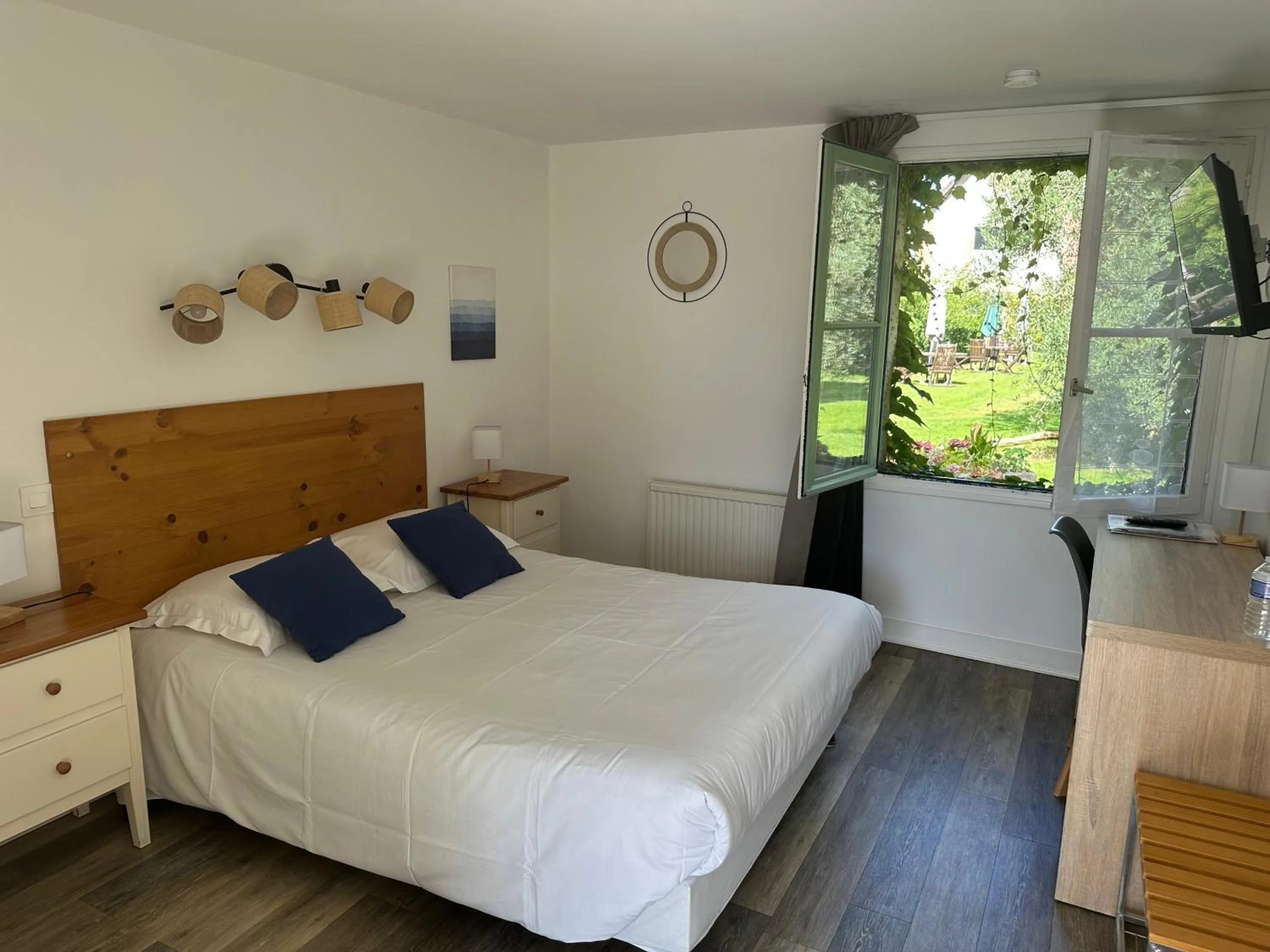 Bed in Logis Hôtel La Demeure du Perron