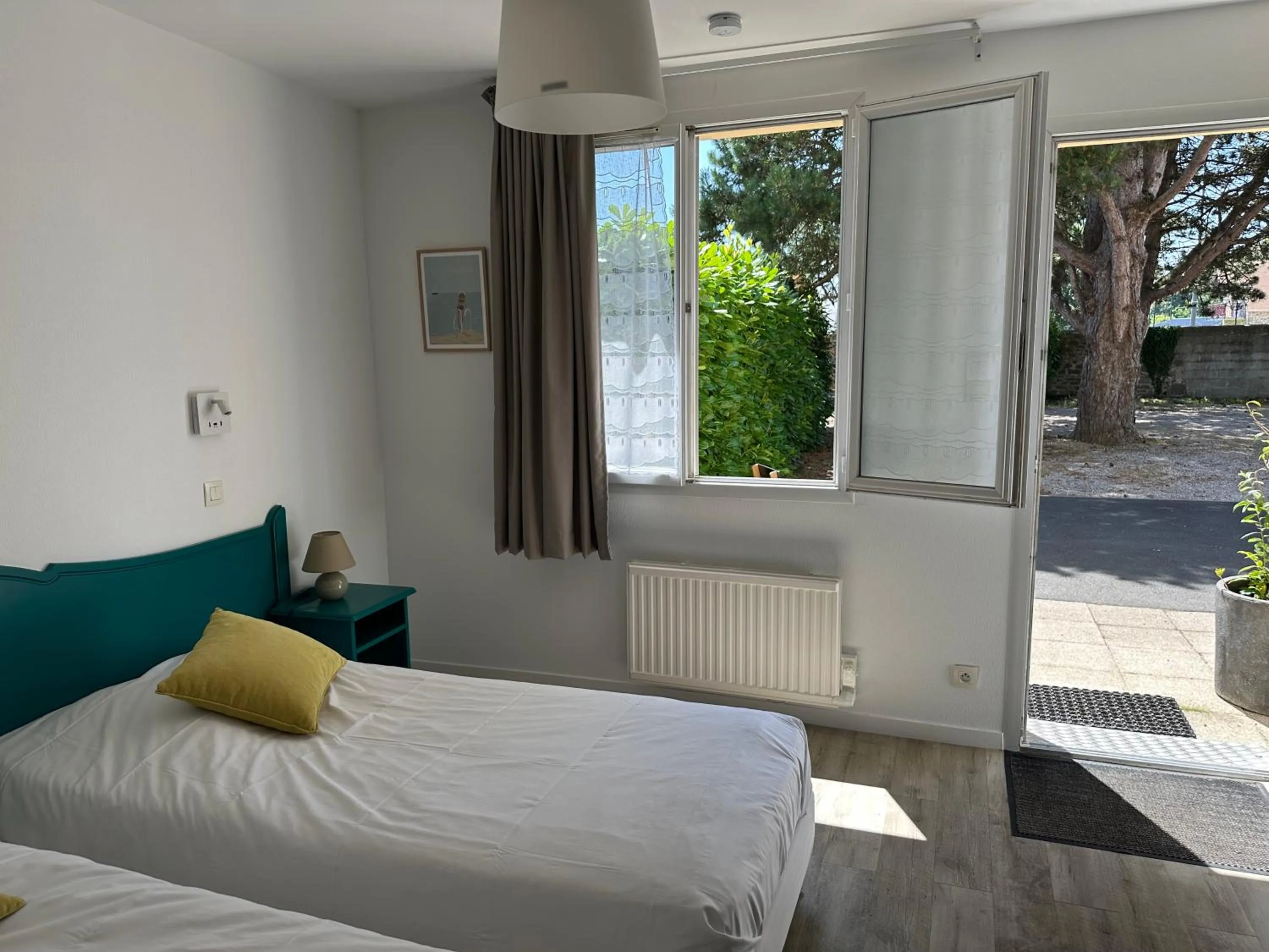 Bed in Logis Hôtel La Demeure du Perron