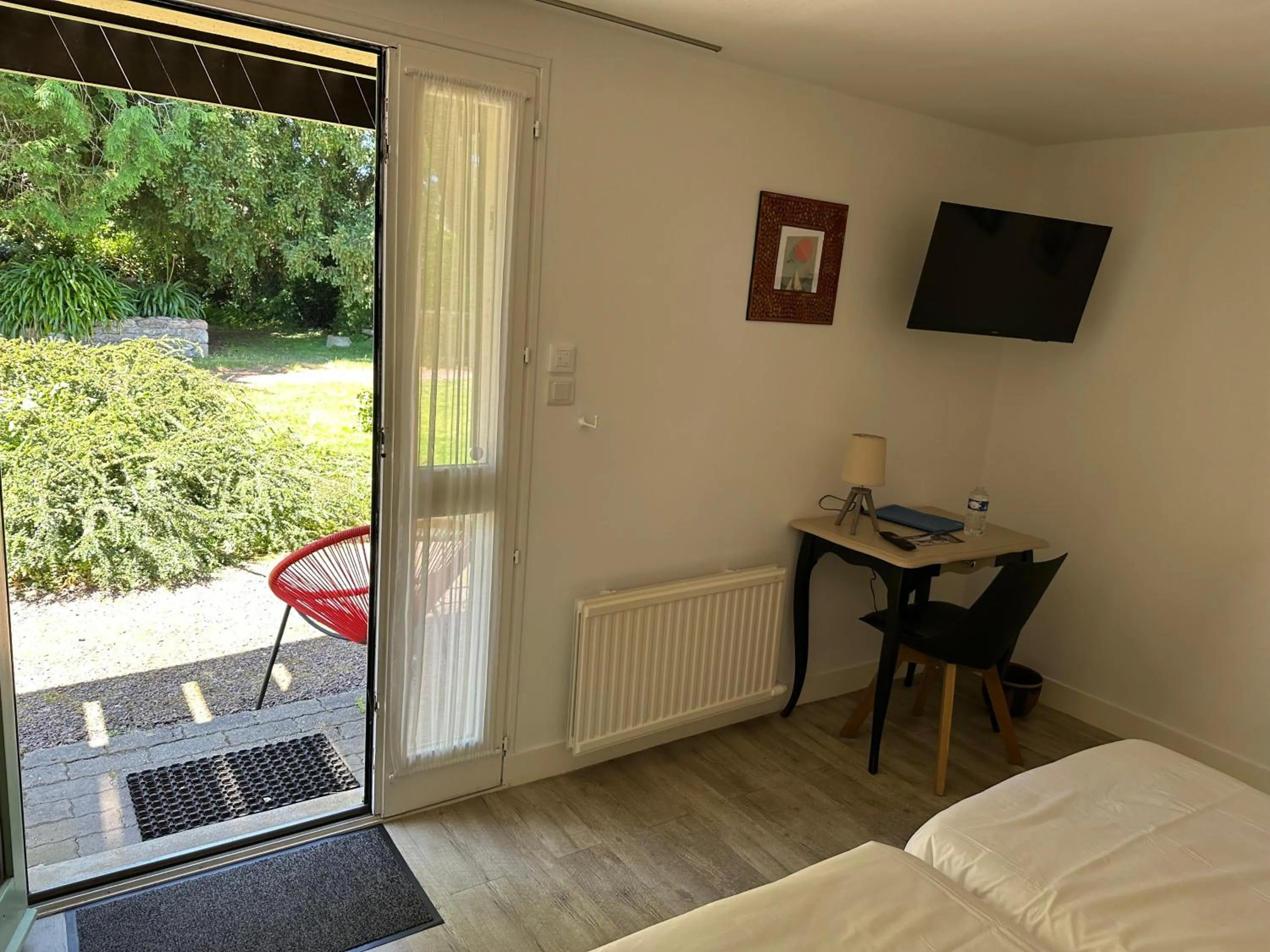 Bed in Logis Hôtel La Demeure du Perron