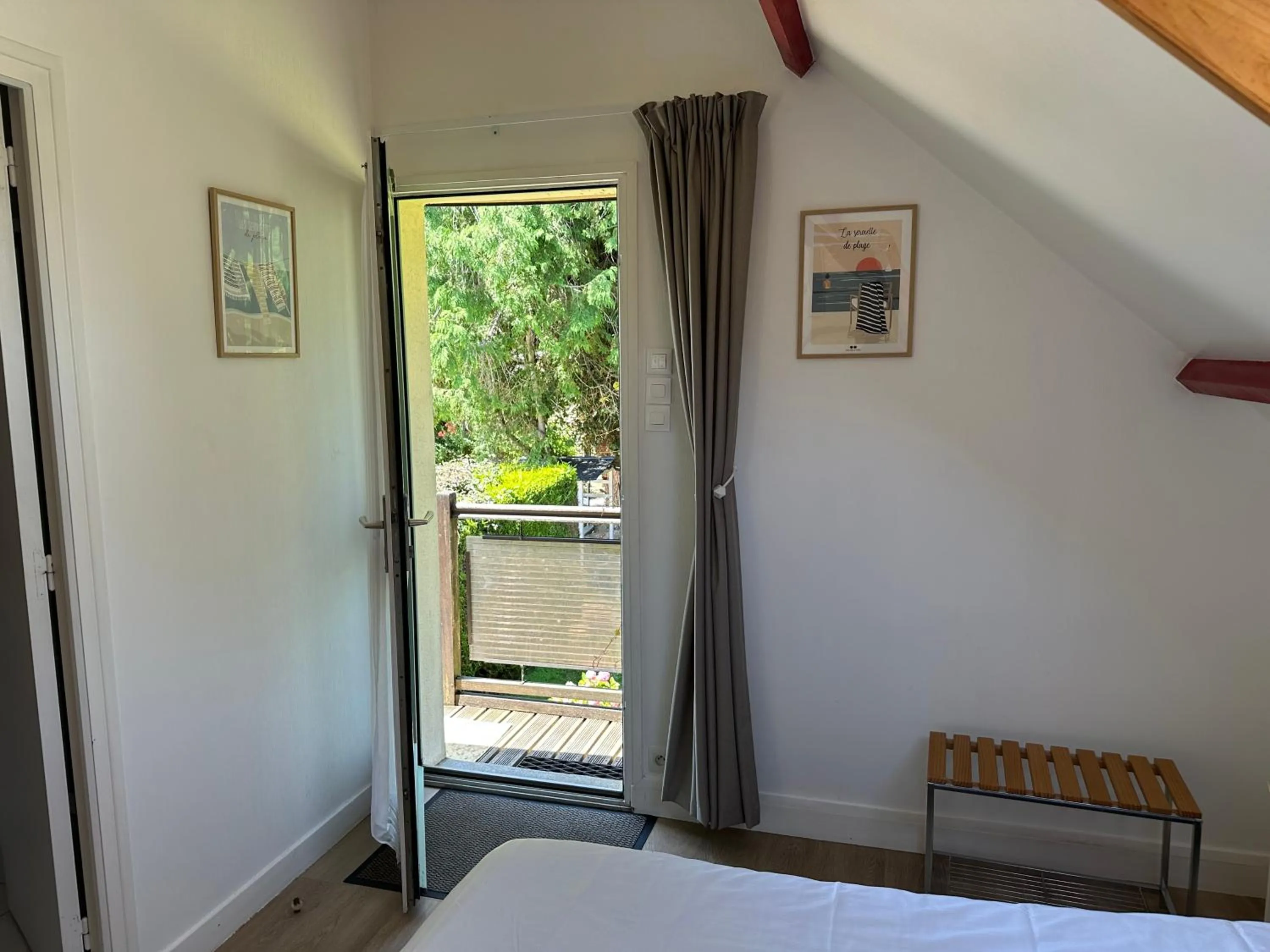 Bed in Logis Hôtel La Demeure du Perron