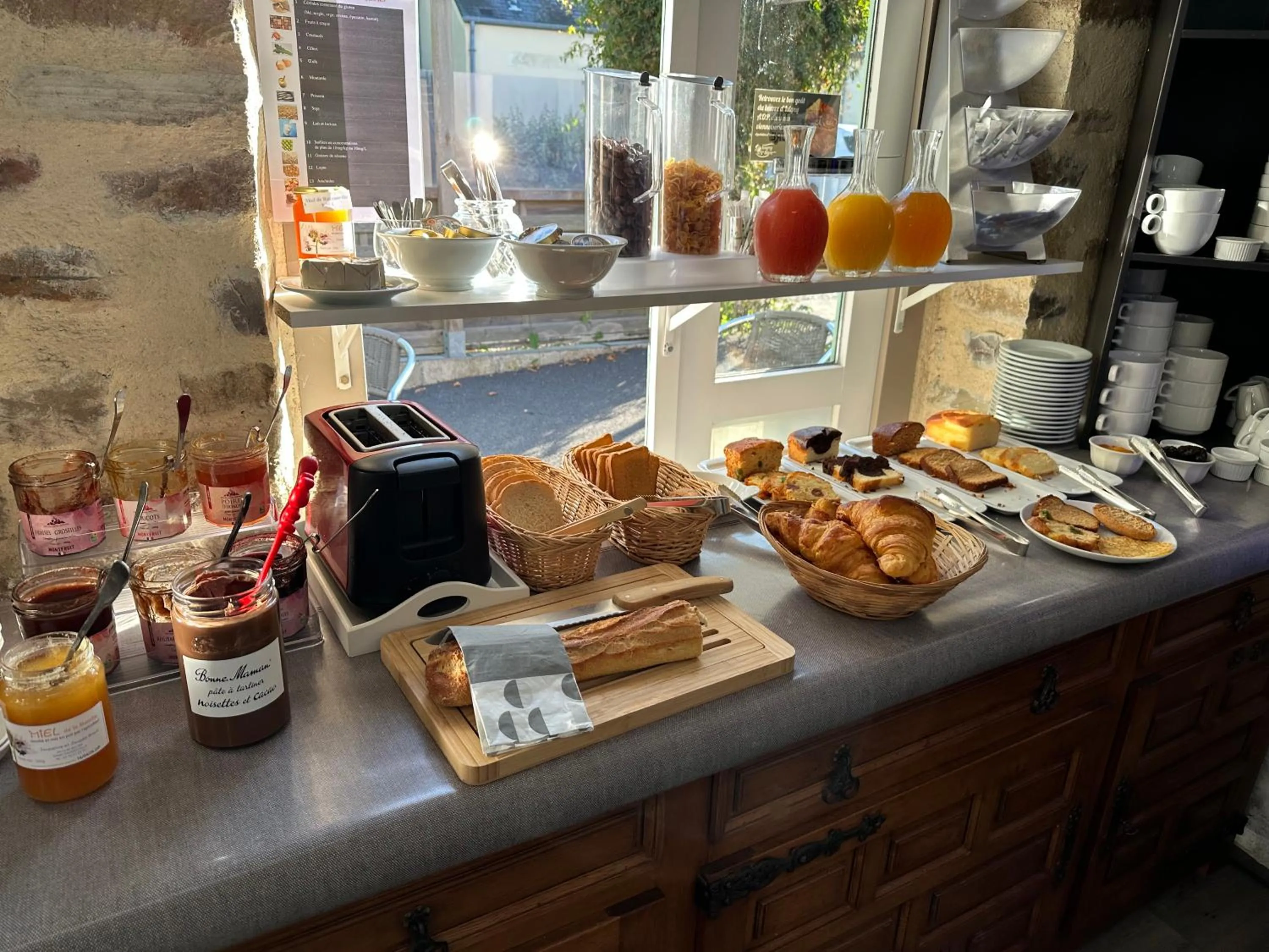 Breakfast in Logis Hôtel La Demeure du Perron