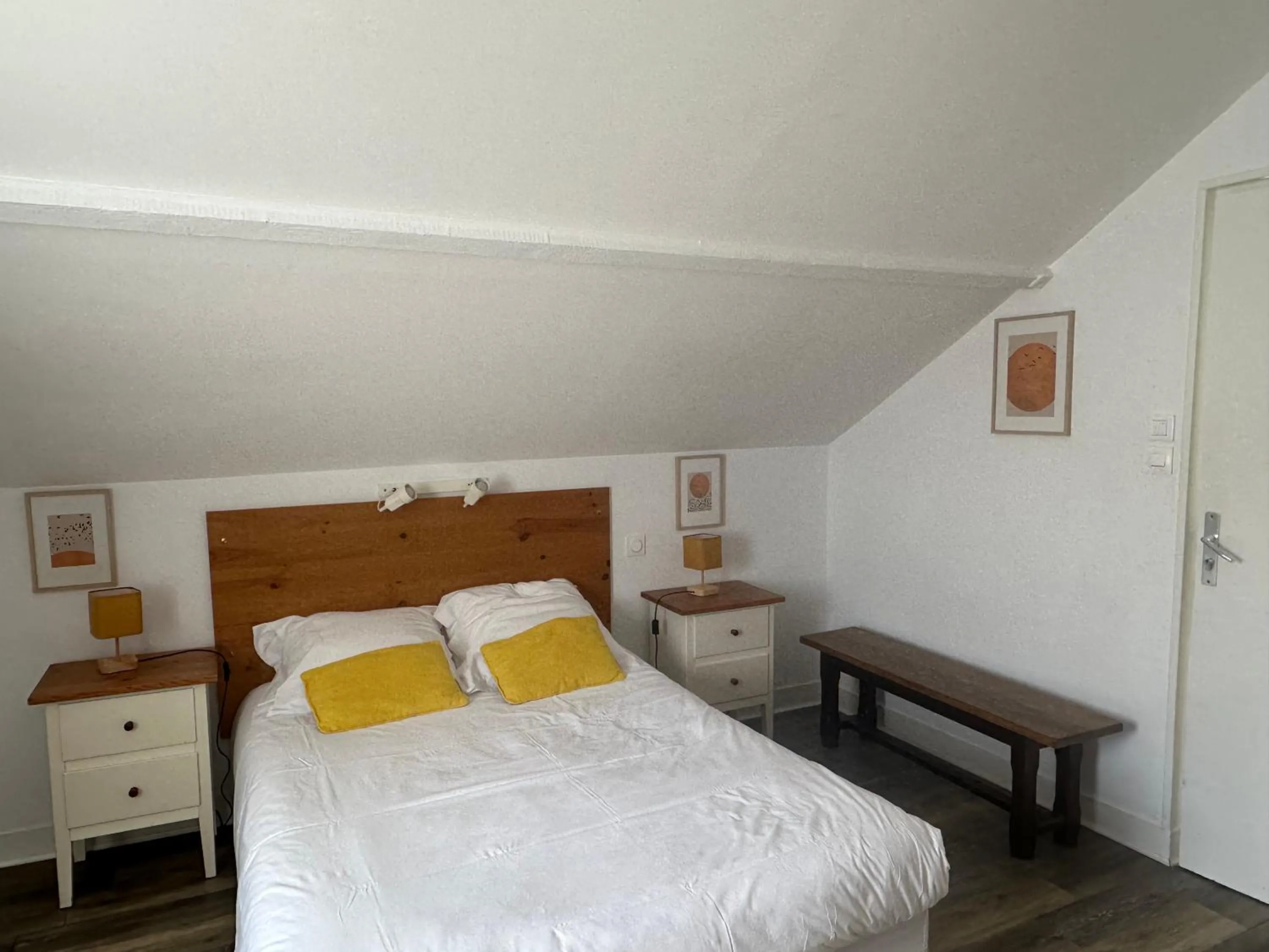 Bed in Logis Hôtel La Demeure du Perron