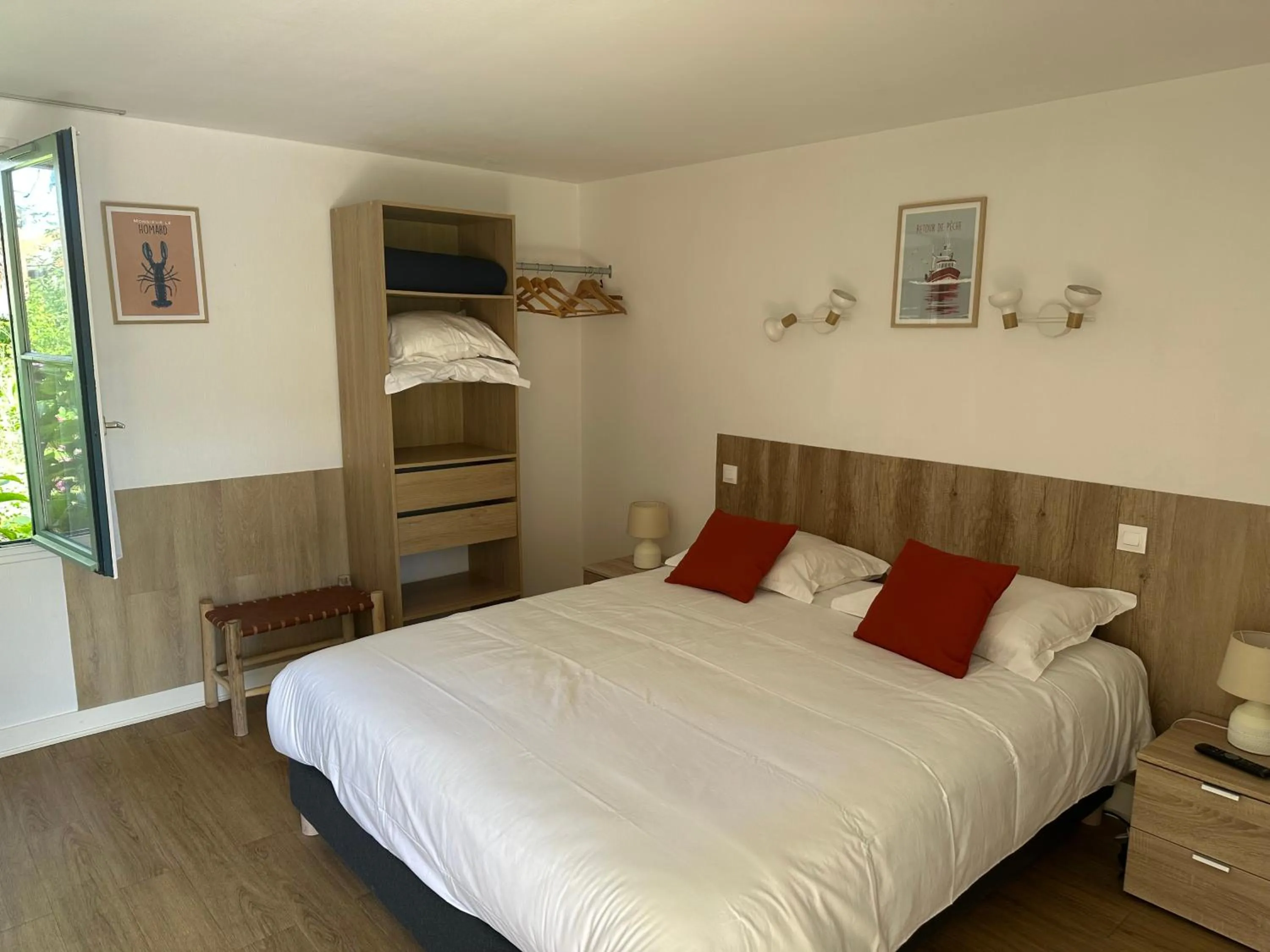 Bed in Logis Hôtel La Demeure du Perron