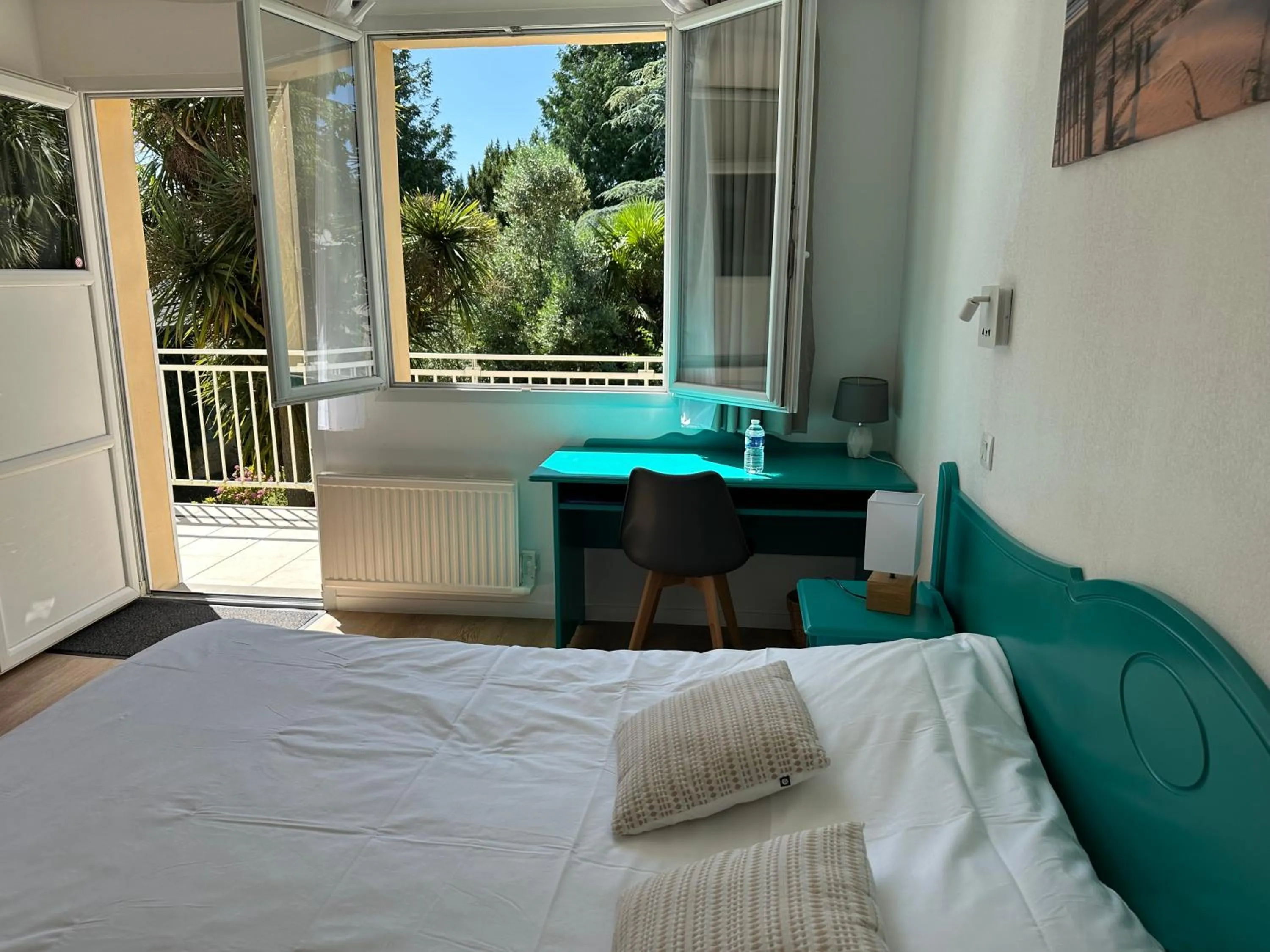 Bed in Logis Hôtel La Demeure du Perron