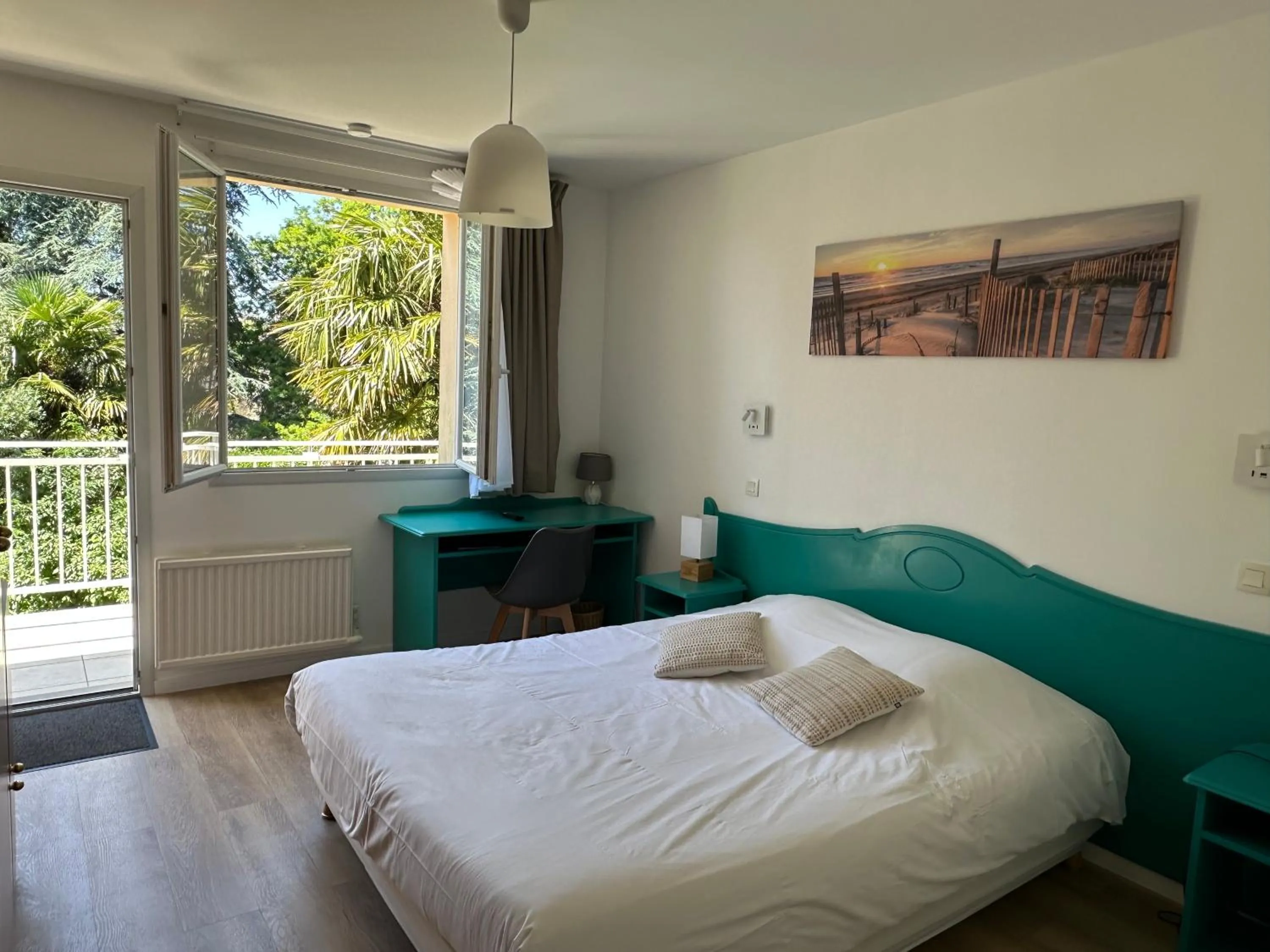 Bed in Logis Hôtel La Demeure du Perron